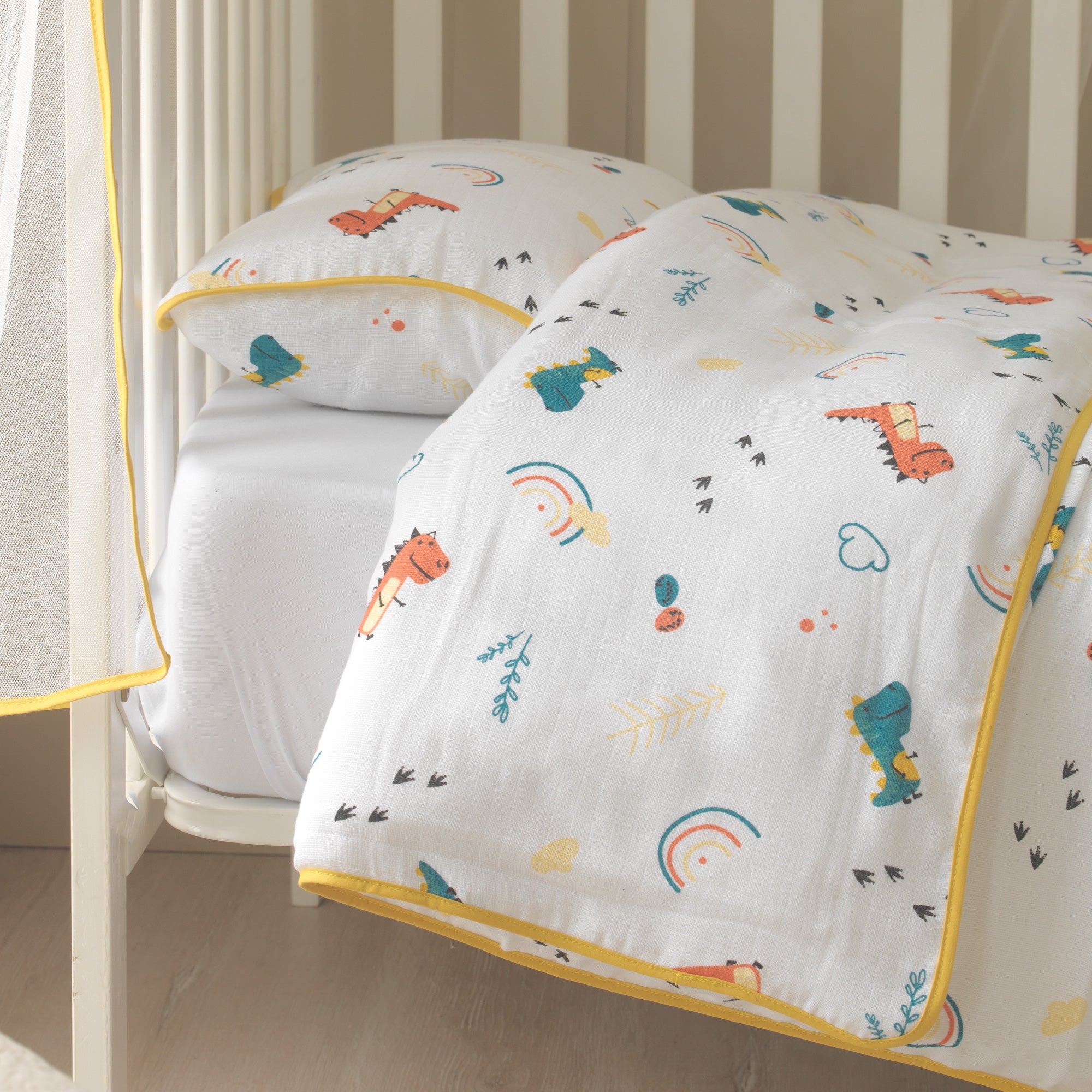 Antik sarı biye detaylı el işçiliği müslin bebek yastığı yakın plan çekimi.