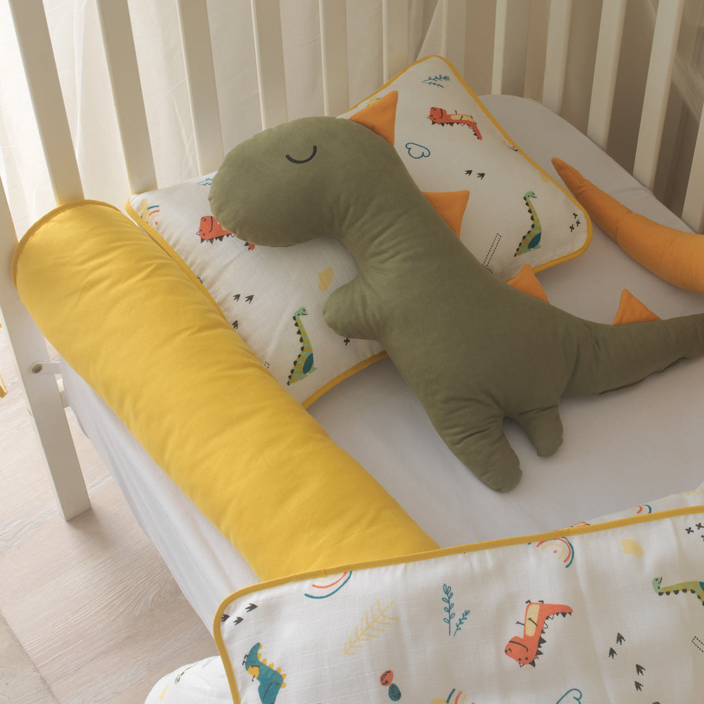 Dev Sarı Dino figürlü beşik içi dekorasyonu ve uyku alanı.