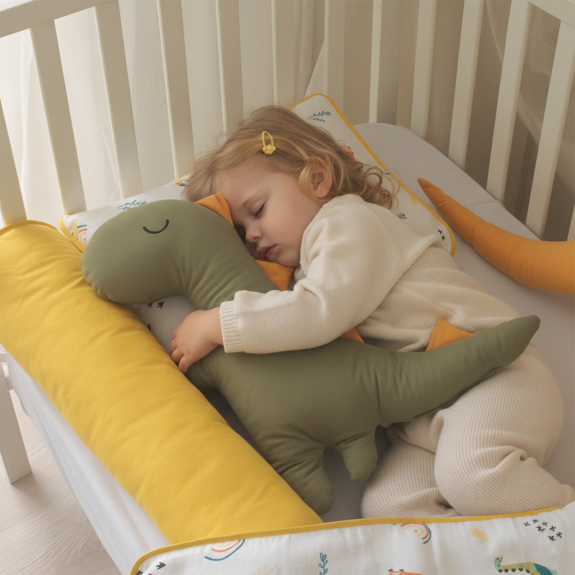 Yeşil Rex figürlü beşik içi dekorasyonu ve uyku alanı.