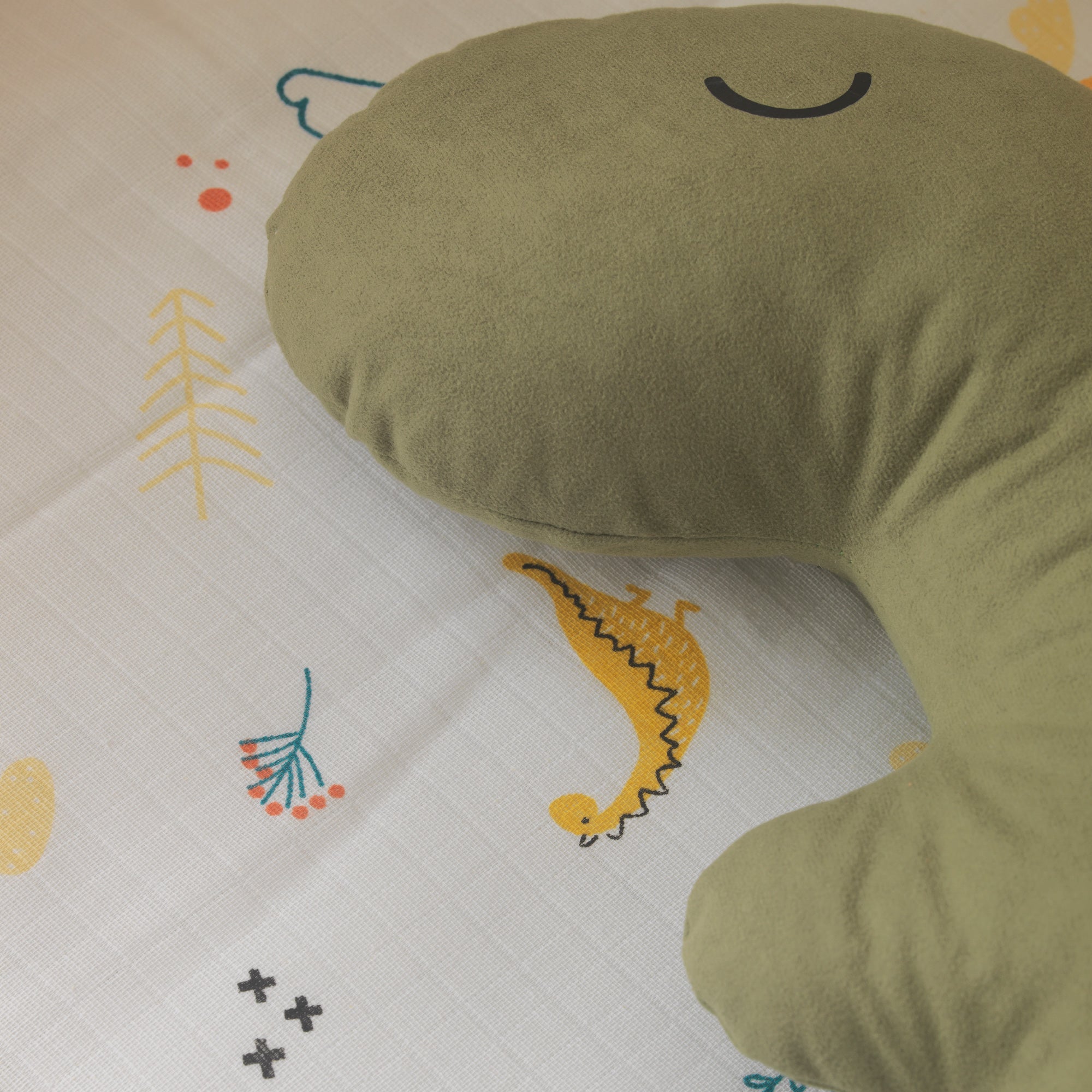 Dinozor desenli %100 pamuk müslin bebek nevresimi detay çekimi.