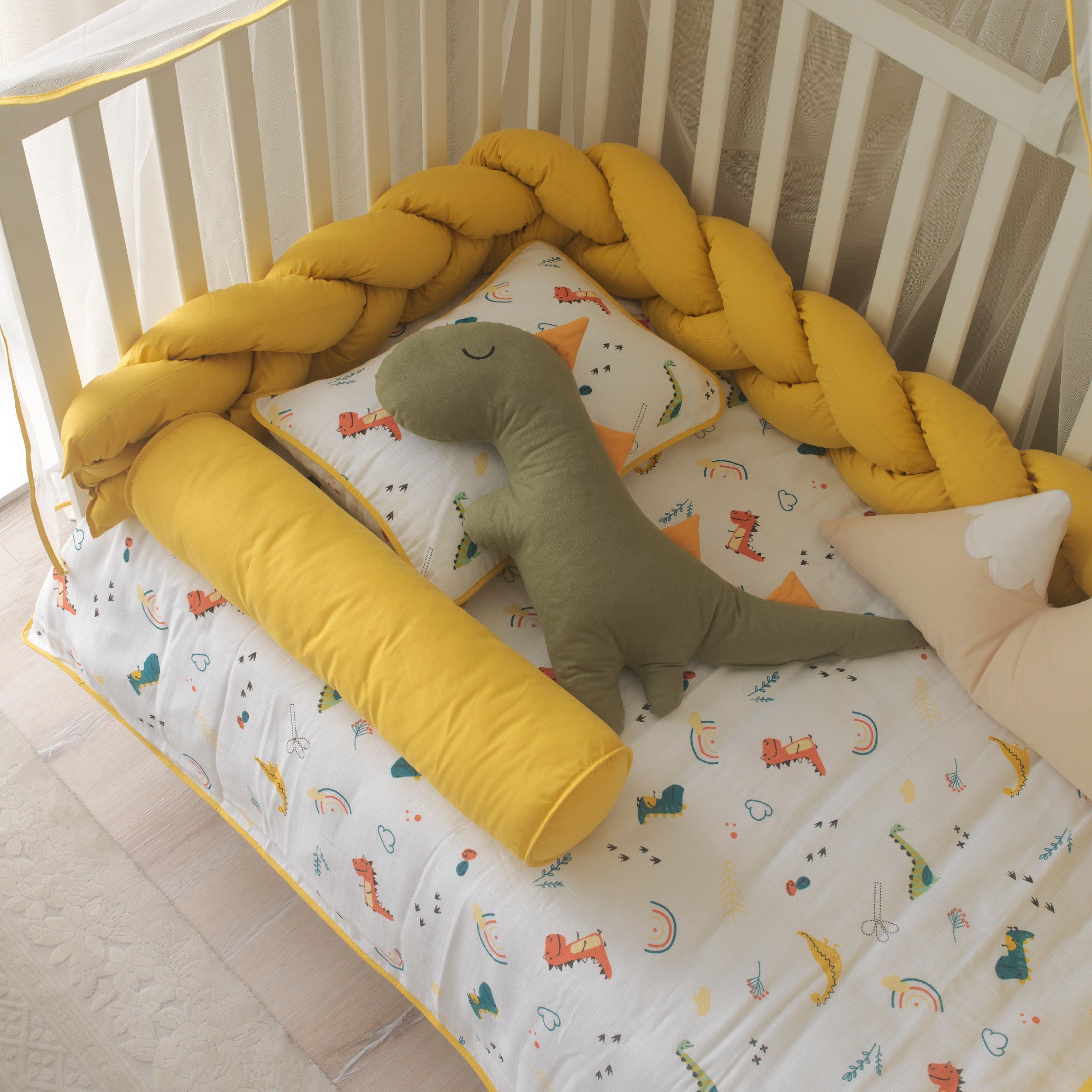 15 cm çapında dolgun sarı silindir dekoratif çocuk yastığı.