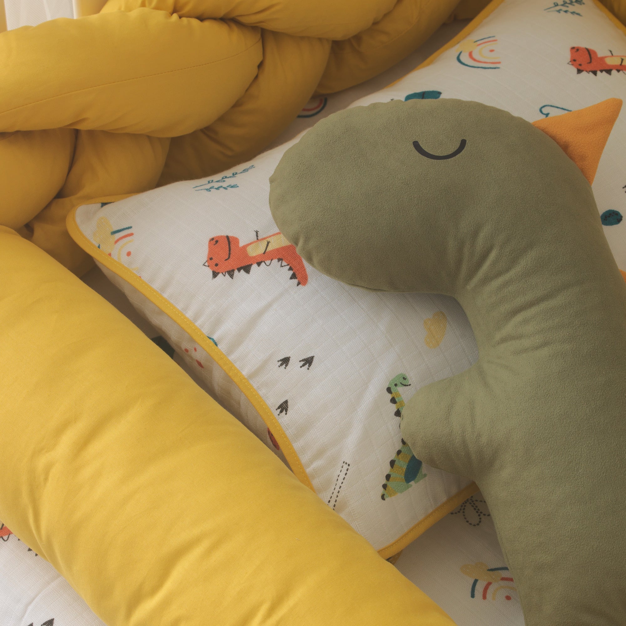 Oyun parkı ve beşikler için ideal 100x150 cm nevresim ve silindir yastık.