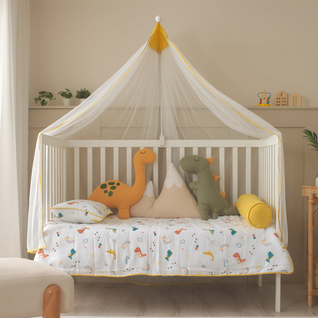 Müslin nevresim ve silindir yastık ile oluşturulan konforlu beşik kurgusu.