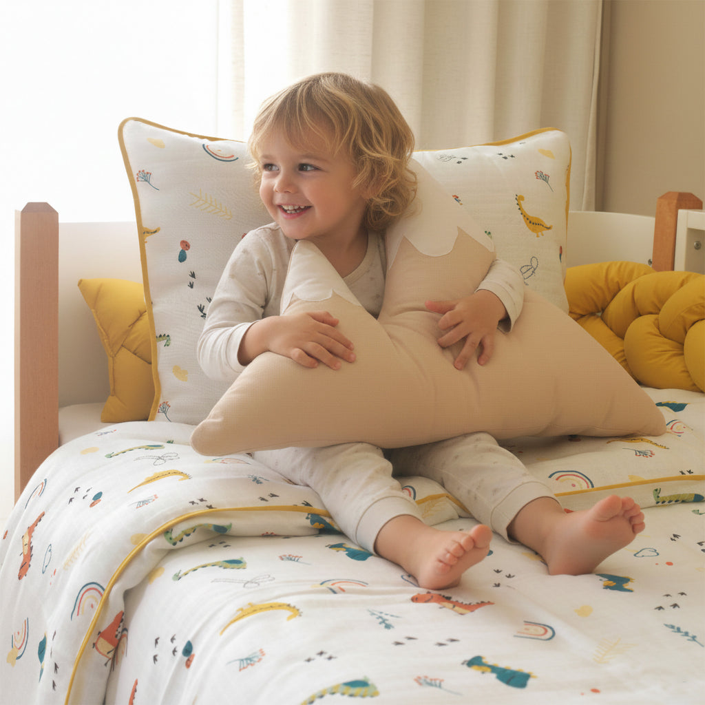 Joyful Kids alcantra kumaştan buz dağ dekoratif yastık.