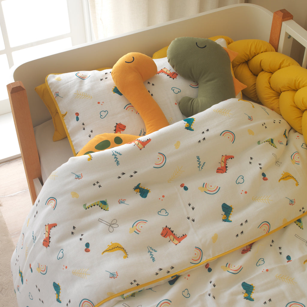 %100 pamuk müslin dinozor desenli bebek nevresim takımı detay çekimi.