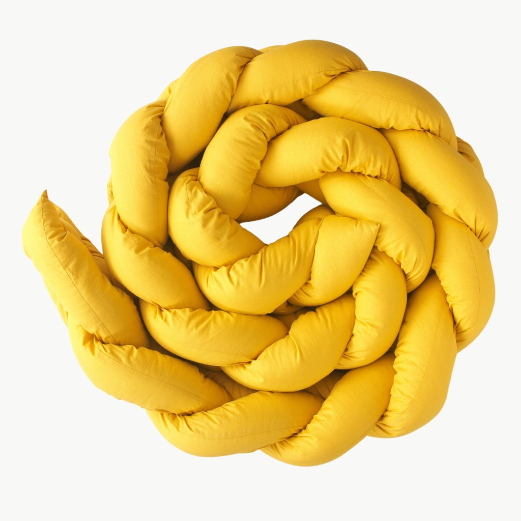 Sarı renkli 3 sıra örgü bebek yatağı kenar koruma yastığı.