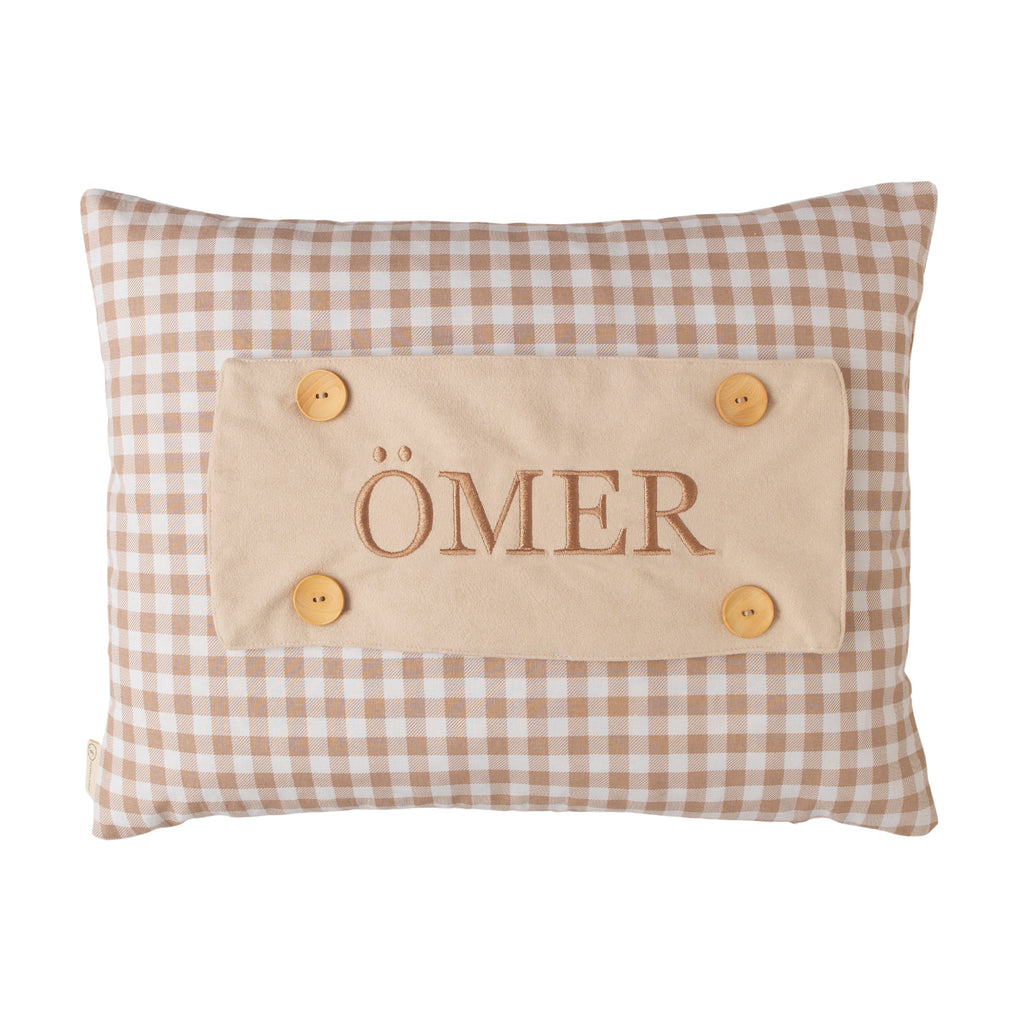Teddy isimli bebek yastığı el nakışı ahşap düğme vichy ekose