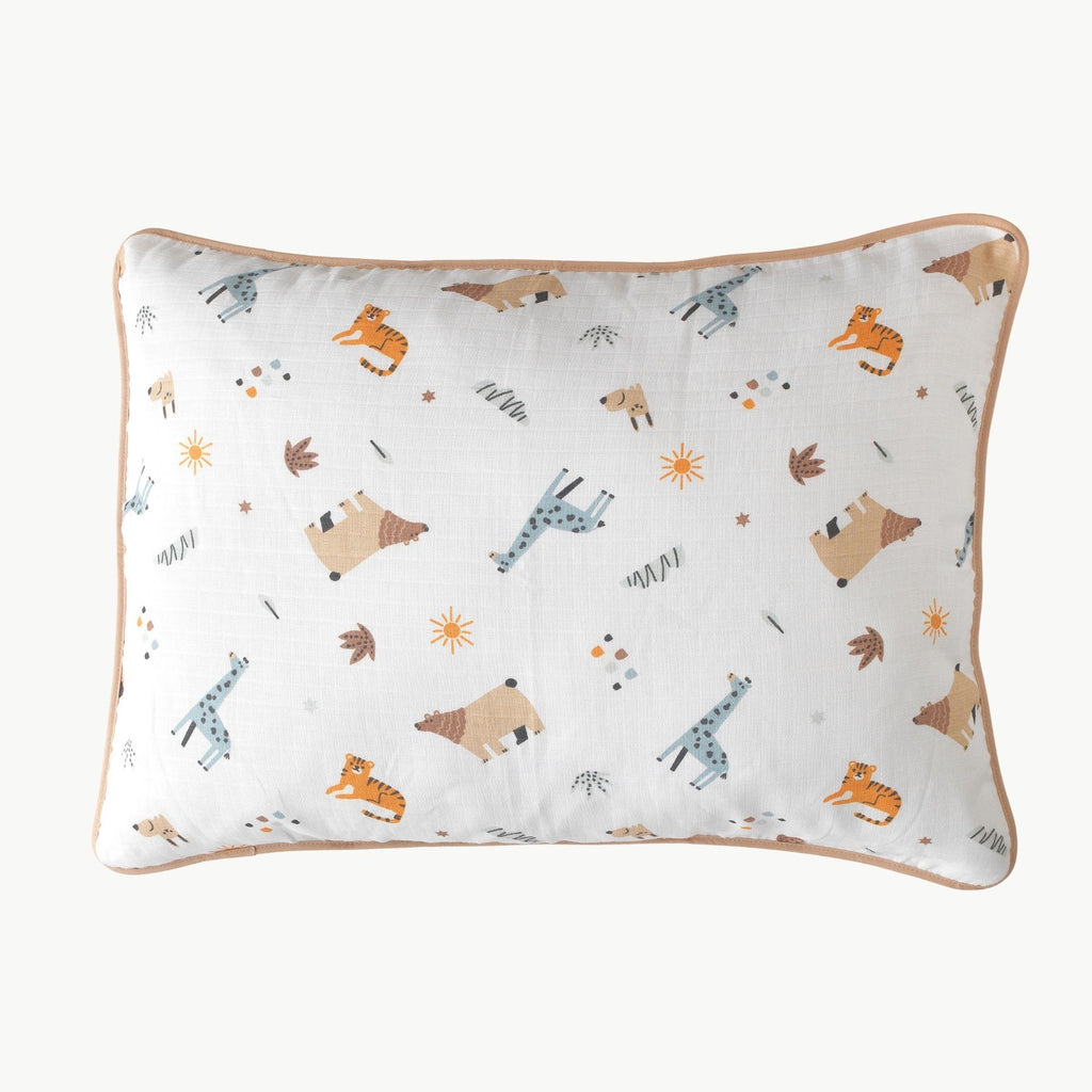 Safari temalı aslan ve zürafa desenli pamuklu bebek baş yastığı 35x50 cm.
