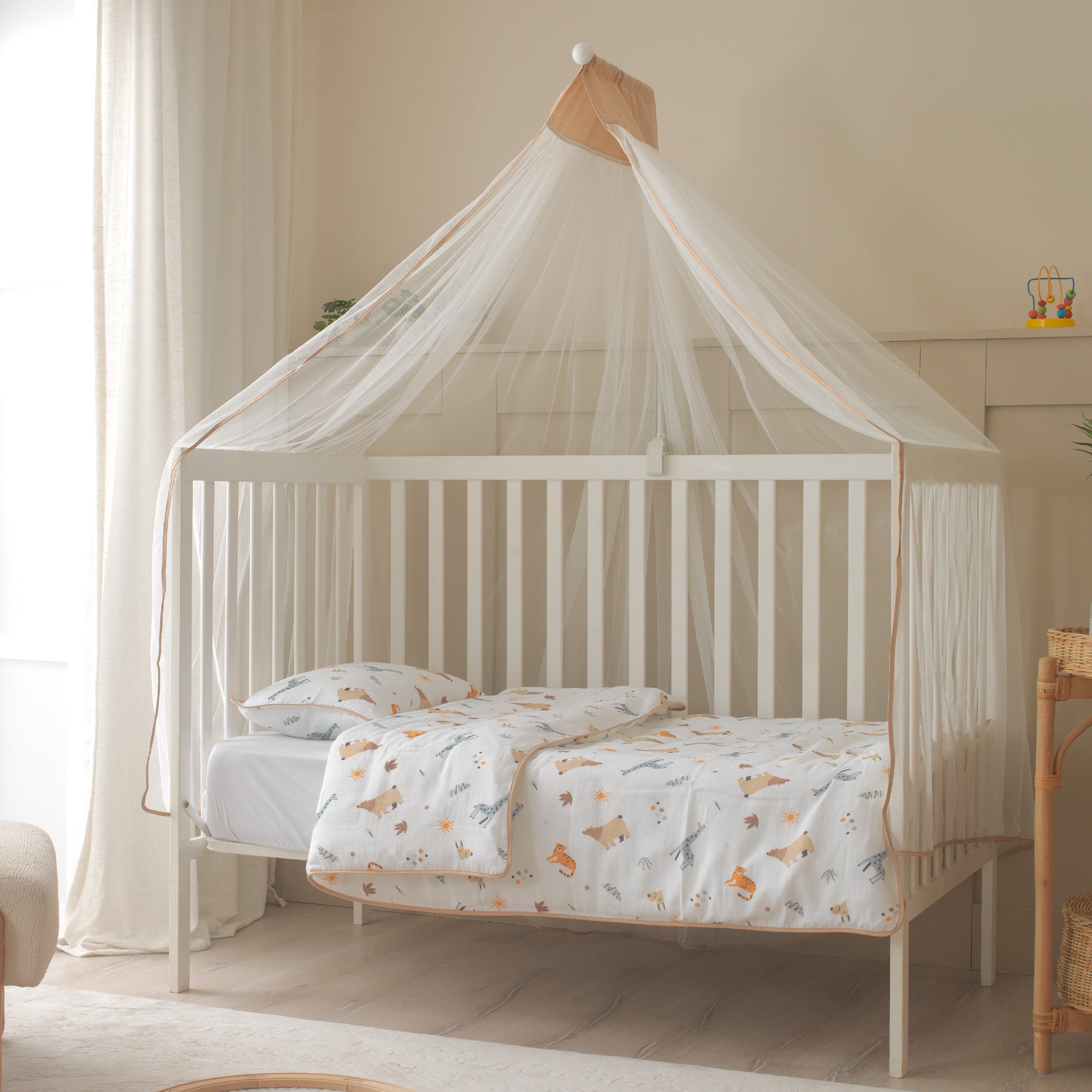 Kahverengi biye detaylı el işçiliği müslin bebek yastığı ve iç yastık dolgu detayı.