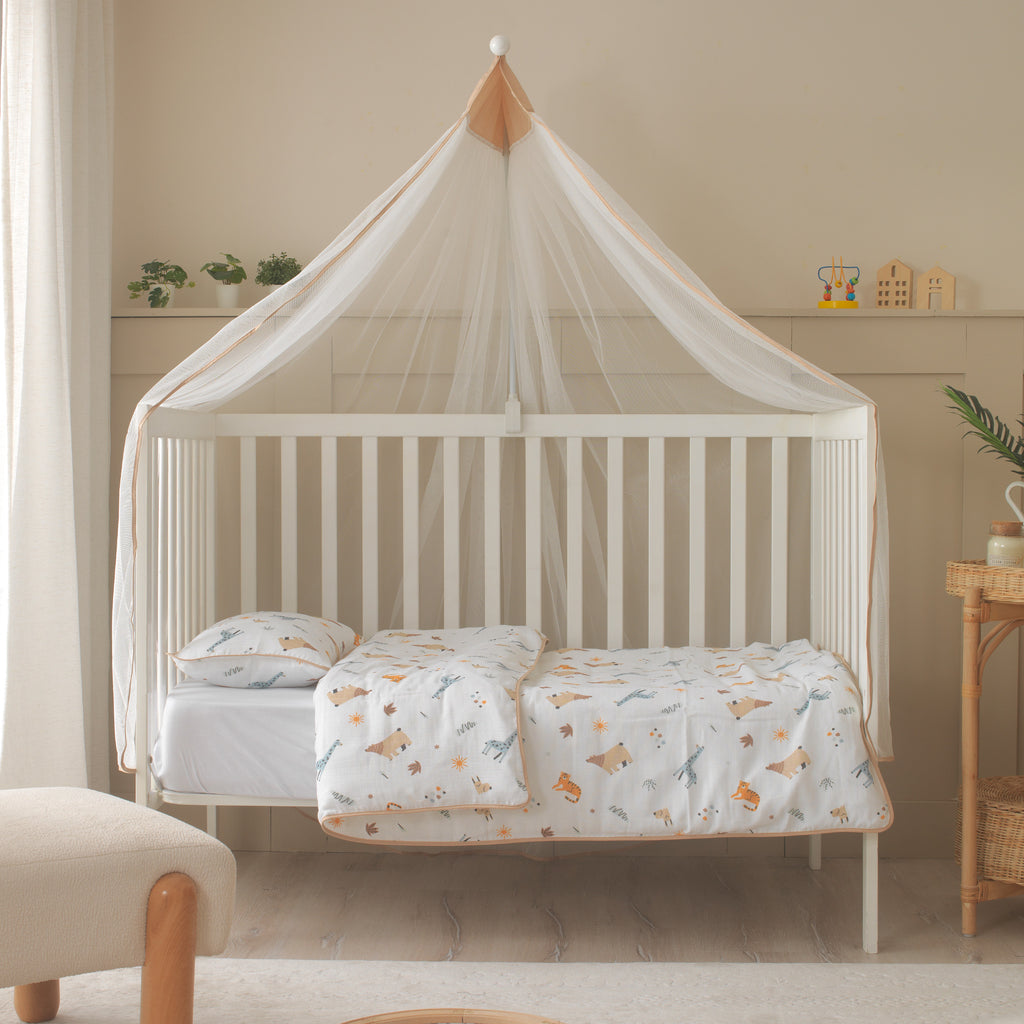 Toprak tonlarında dekore edilmiş bebek odaları için kahverengi biyeli Jungle nevresim seti.