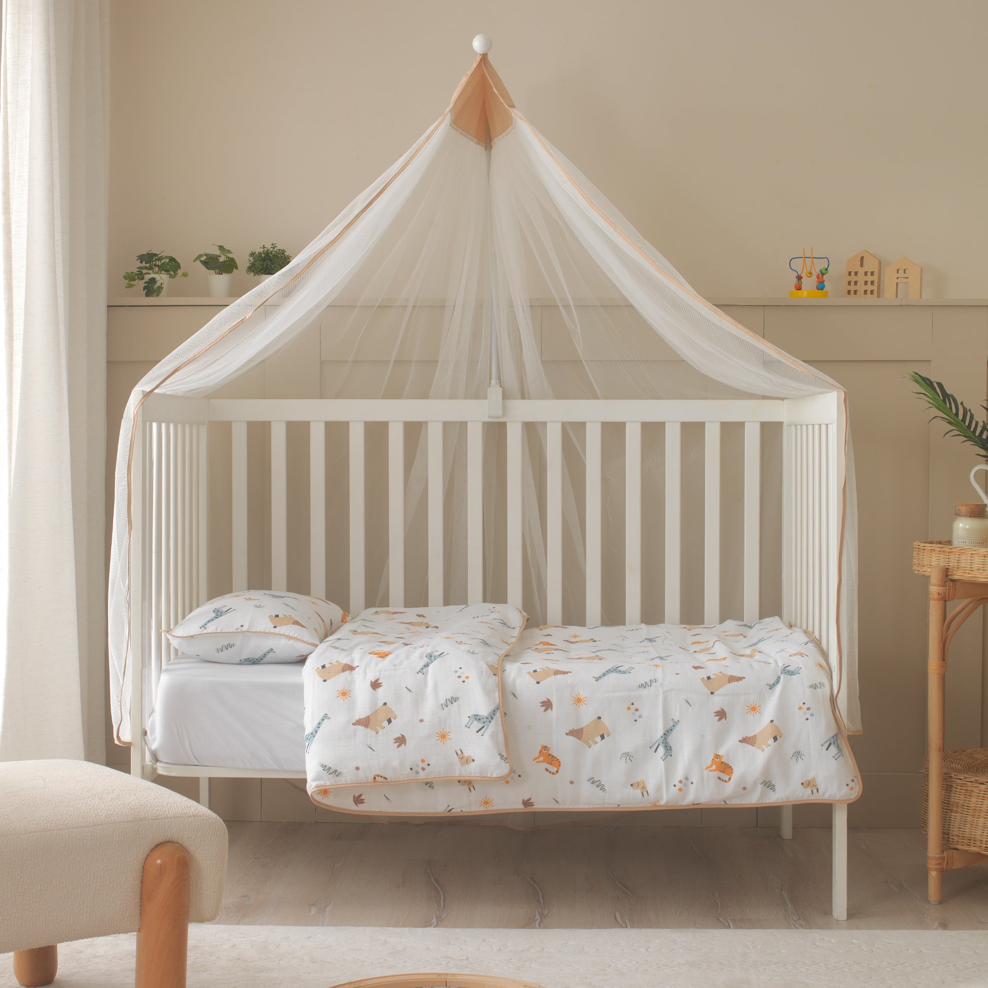 Toprak tonlarında dekore edilmiş bebek odaları için kahverengi biyeli Jungle nevresim seti.
