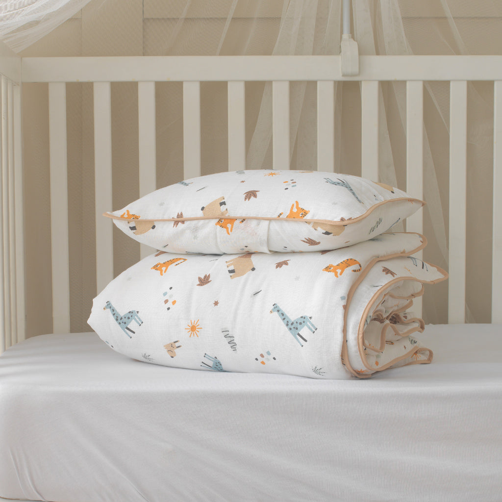 Safari desenli müslin bebek nevresim takımı ve kahverengi biyeli yastık kılıfı beşik kurgusu.