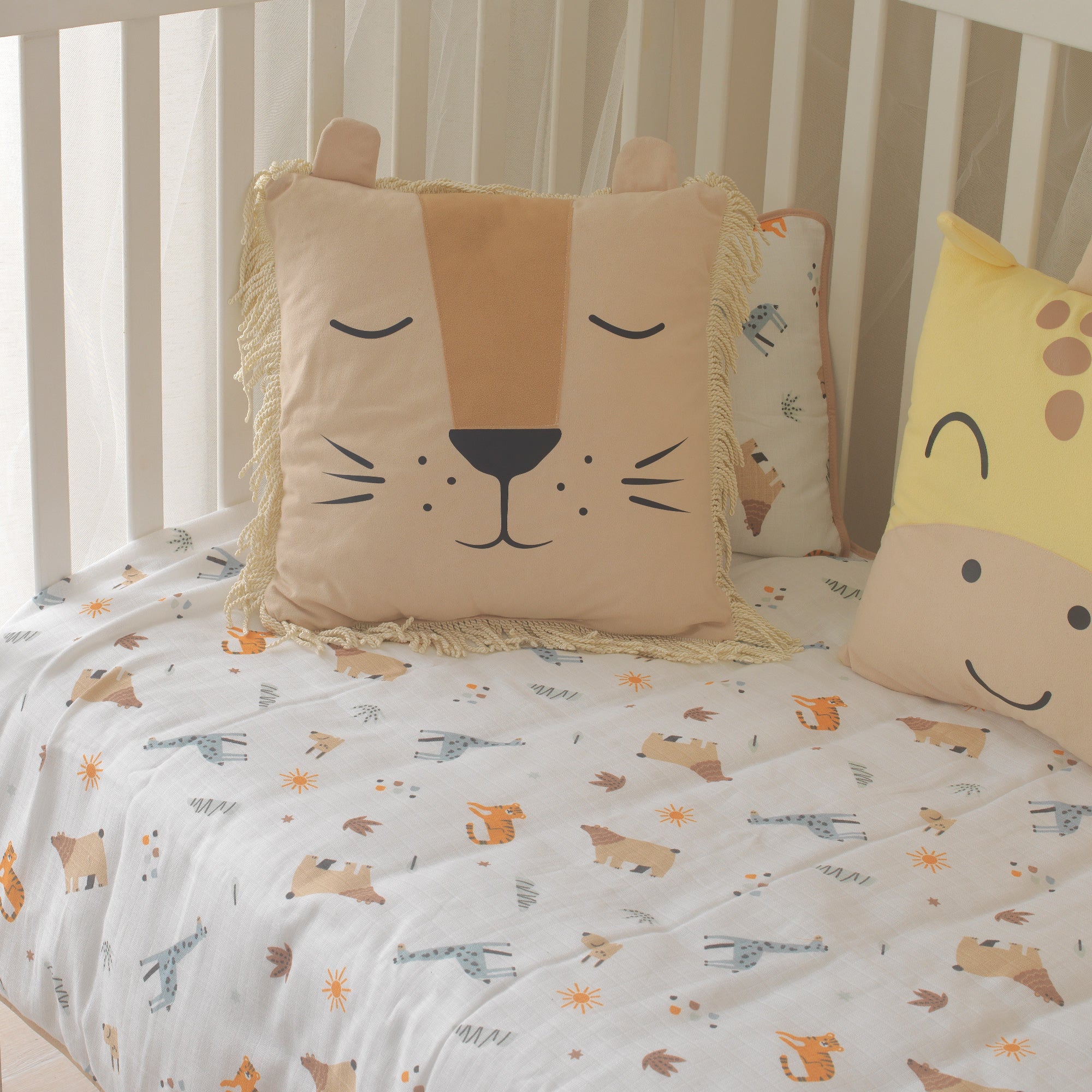 Büyüyen beşik ve oyun parkları için tasarlanan safari temalı oda tekstili ürünleri.