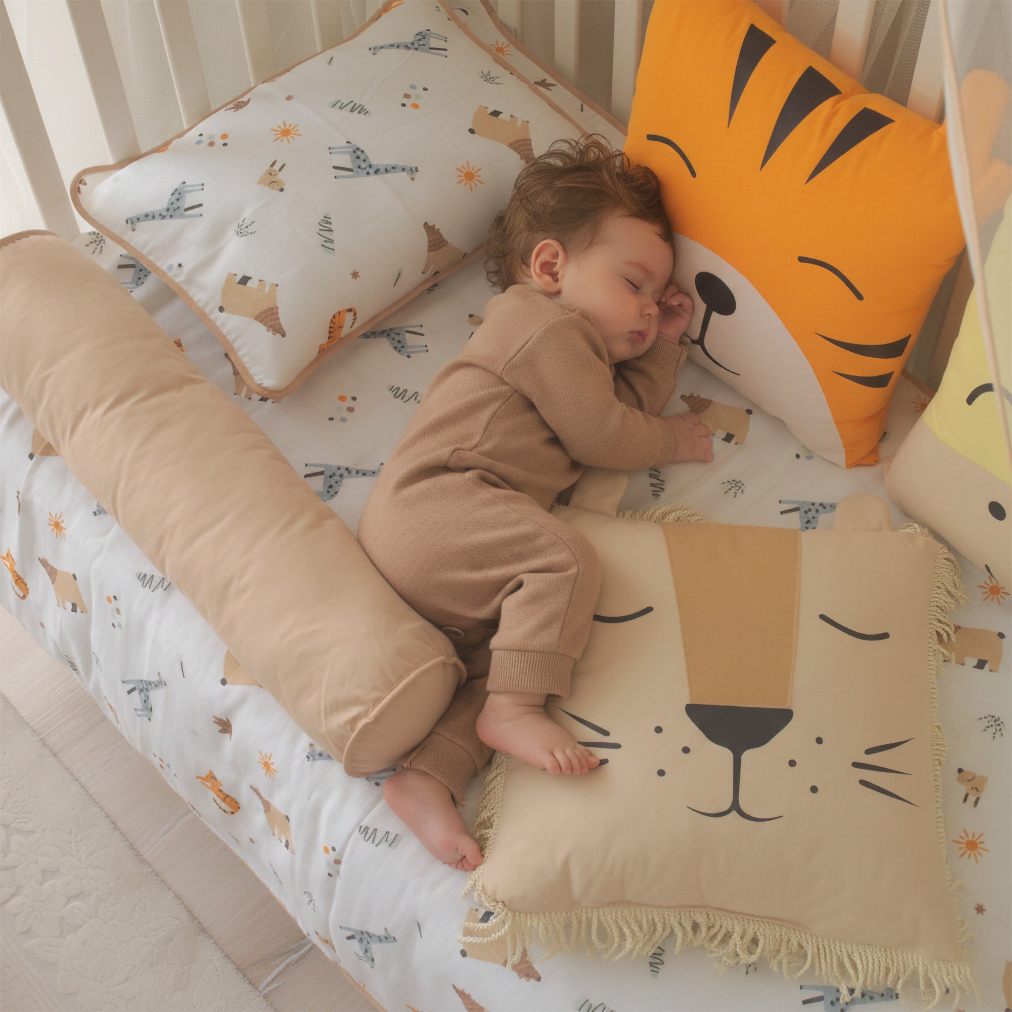 Beşik içinde güvenli bariyer görevi gören yumuşacık Kaplan karakter yastığı.