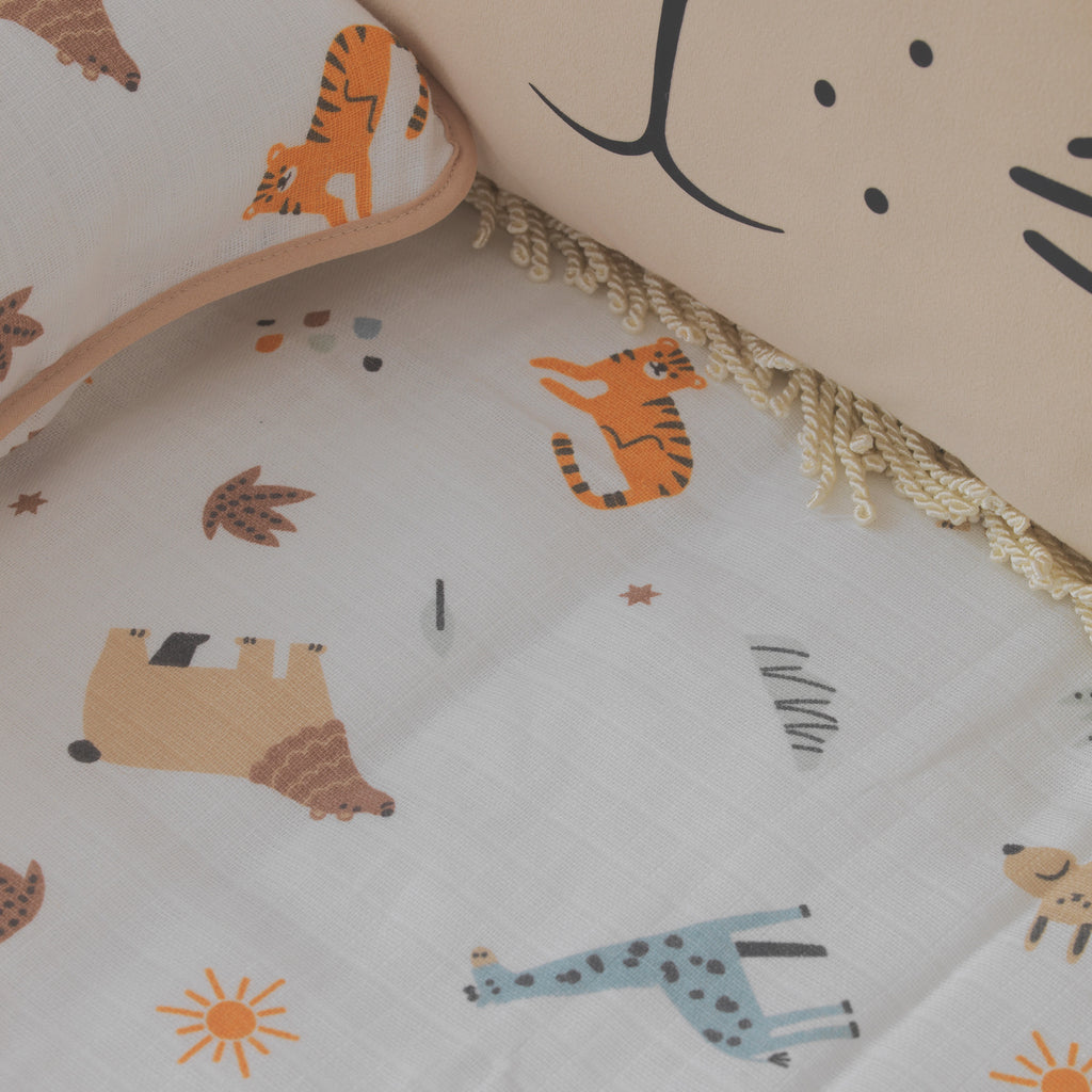 Beşik güvenliği için el yapımı kahverengi rengi yumuşak örgü bariyer koruması.