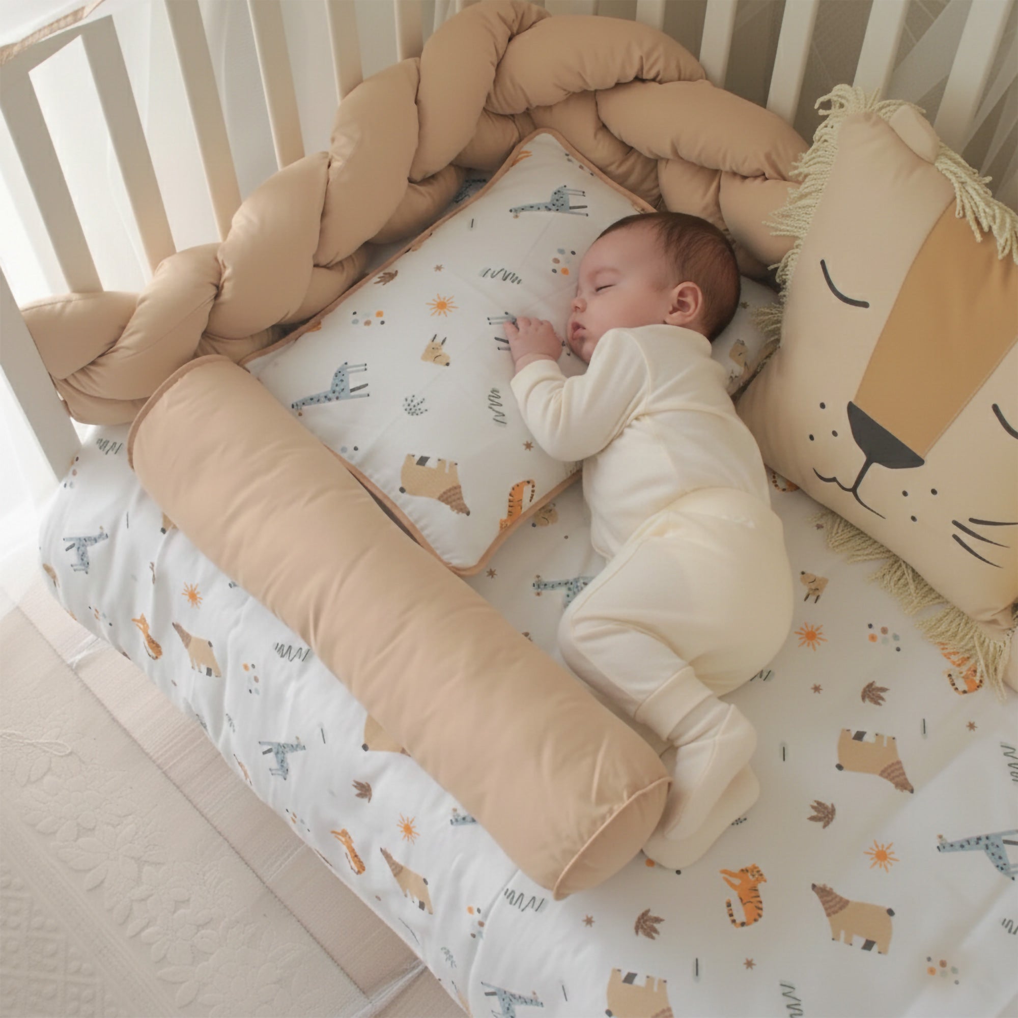 %100 pamuk aslan ve zürafa desenli müslin kumaşın doğal doku detay çekimi.