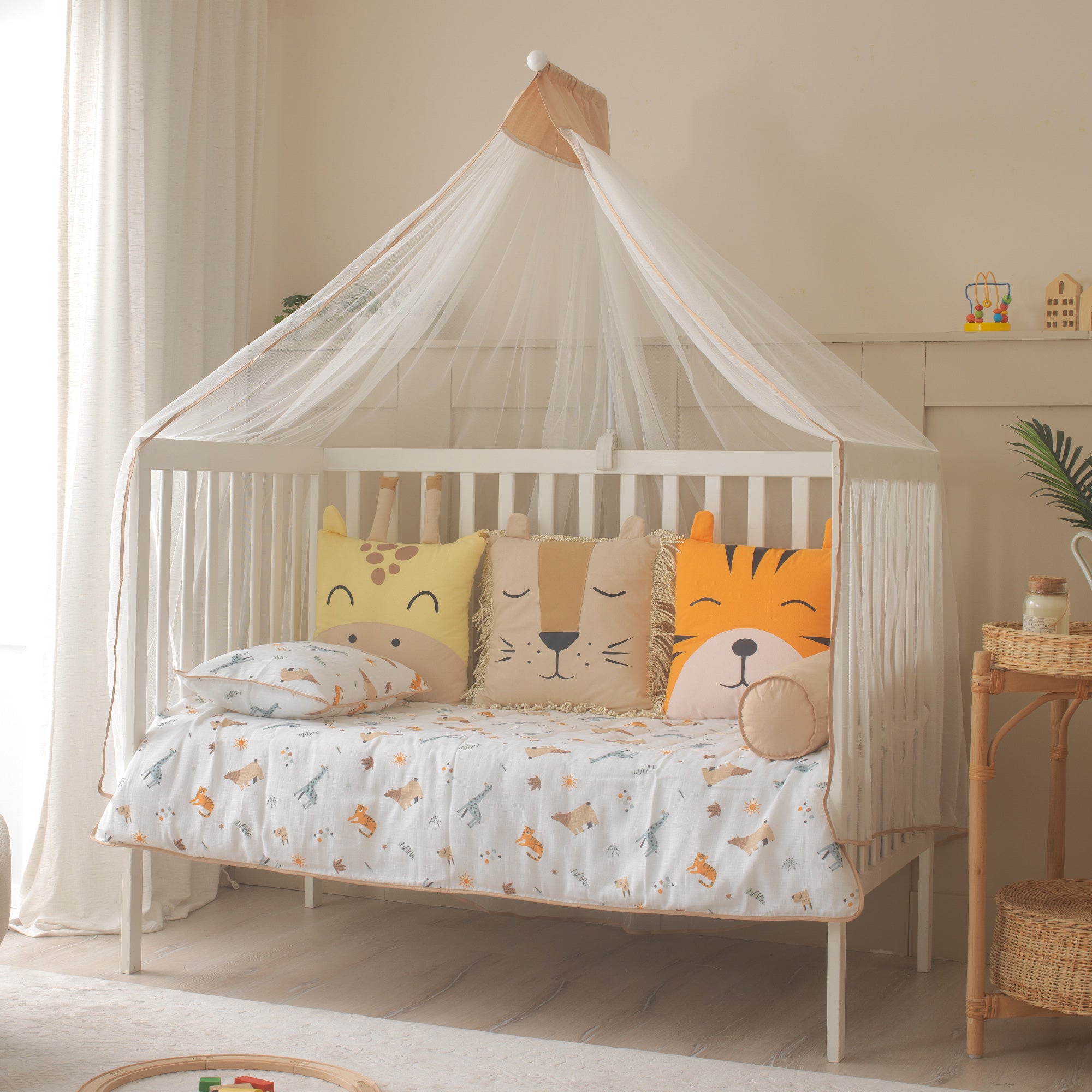 Kaplan, Aslan ve Zürafa figürlü örgüsüz safari beşik dekorasyonu.