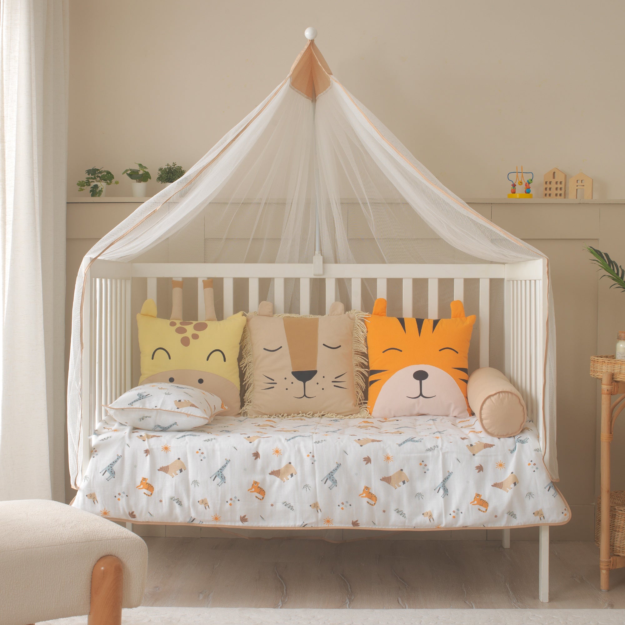 Kaplan, Aslan ve Zürafa figürlü 3'lü karakter seti ve uyku arkadaşları yakın plan.