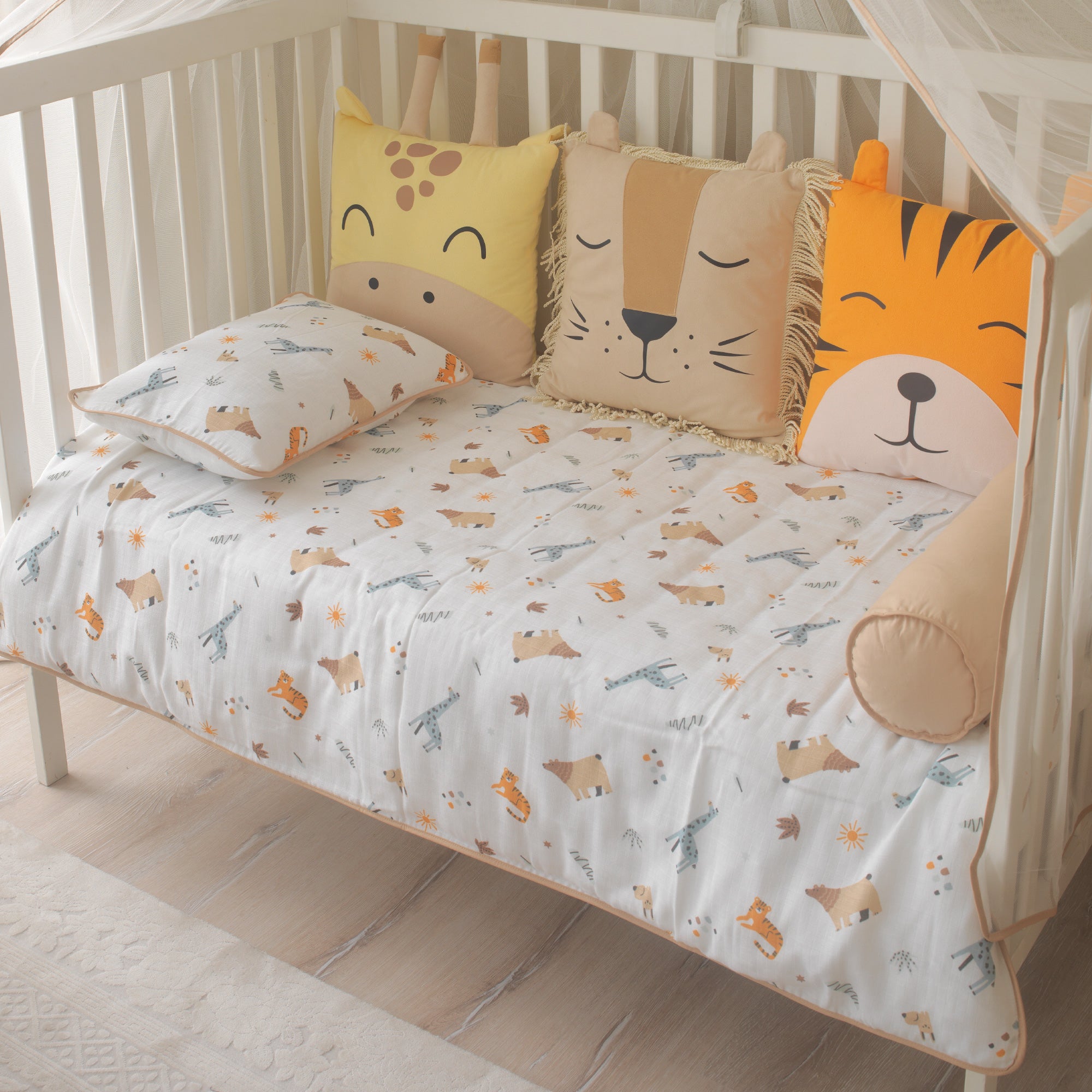 Safari hayvanları desenli kahverengi detaylı %100 pamuk müslin bebek nevresimi.