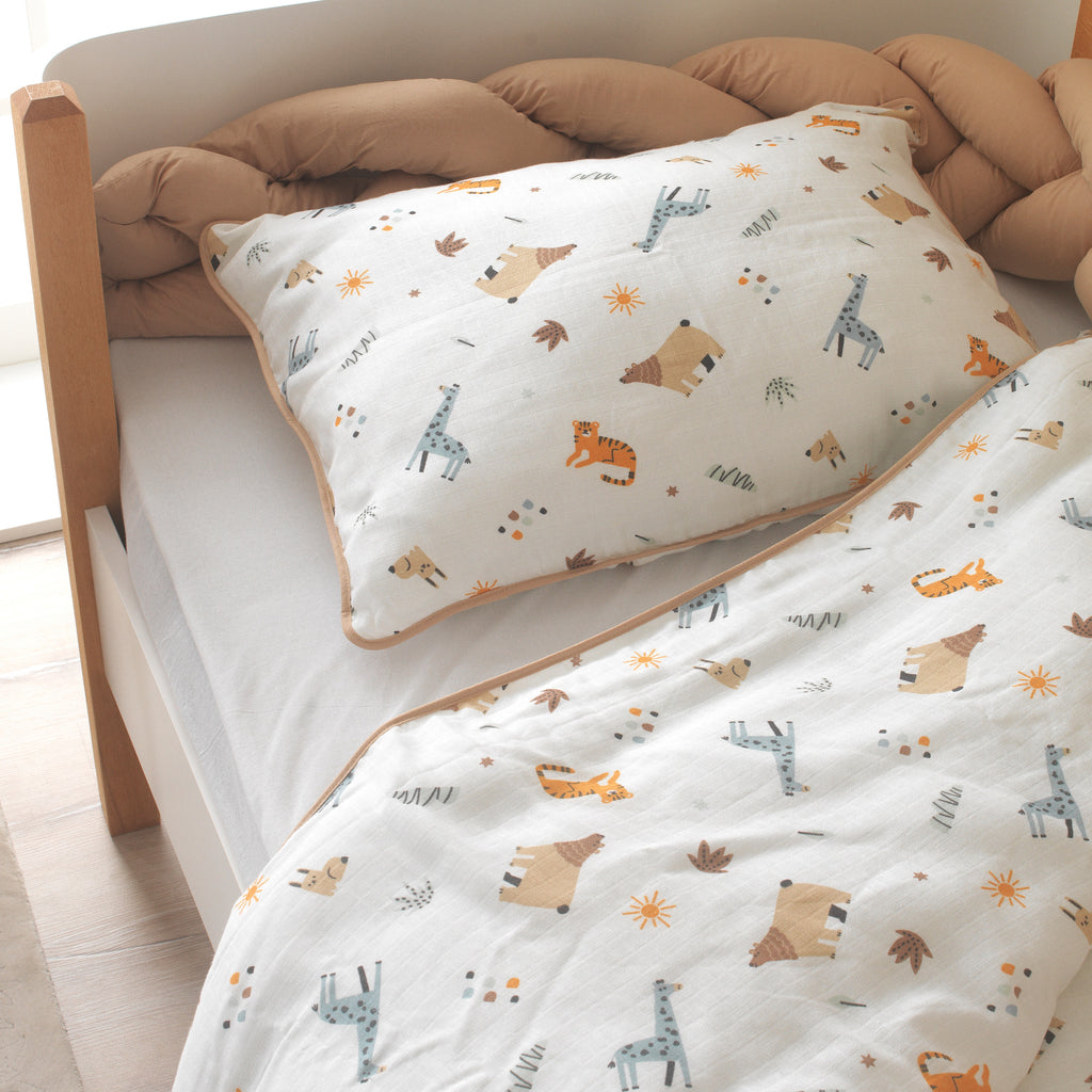 %100 pamuk müslin safari hayvanları desenli bebek nevresim takımı detay çekimi.