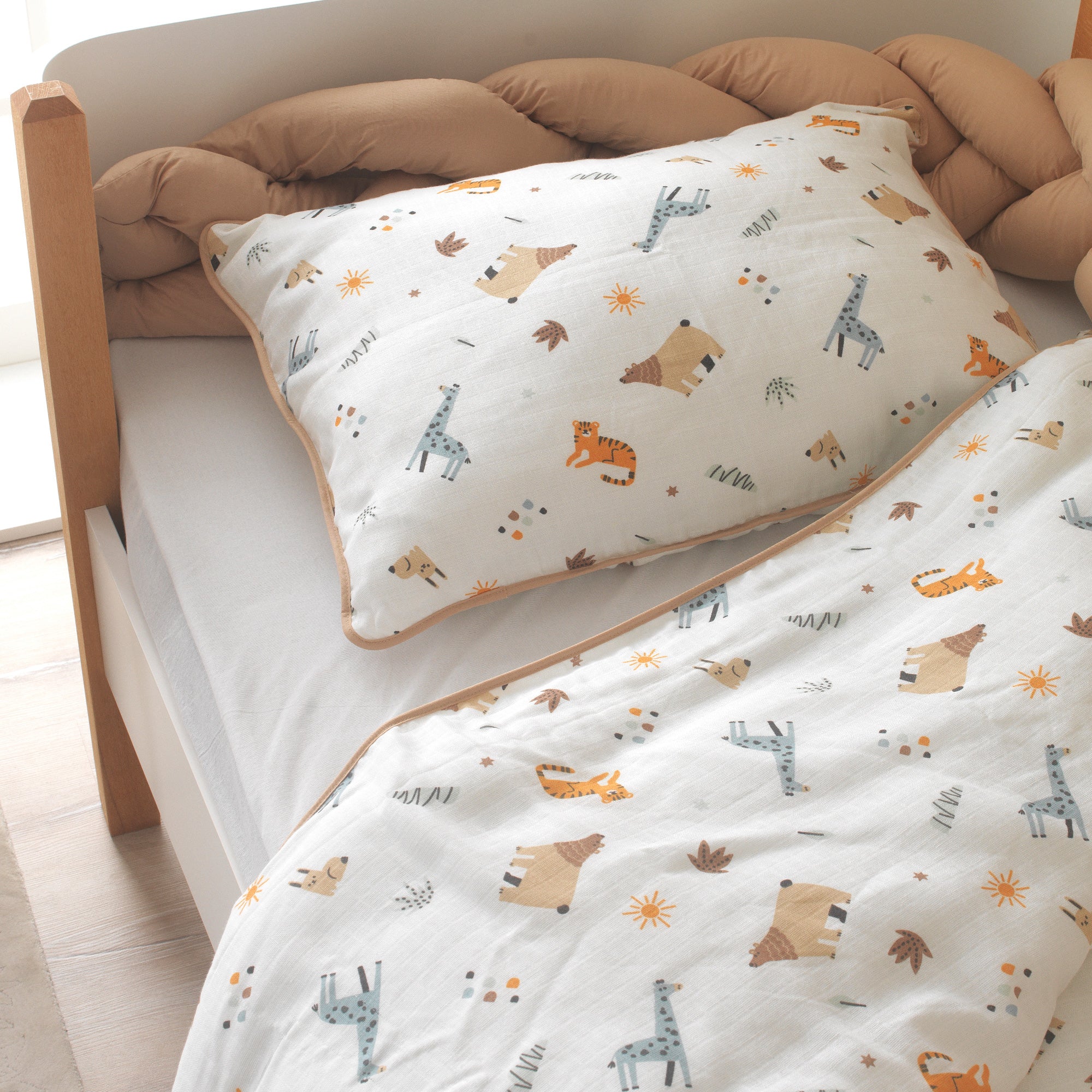 %100 pamuk müslin safari hayvanları desenli bebek nevresim takımı detay çekimi.