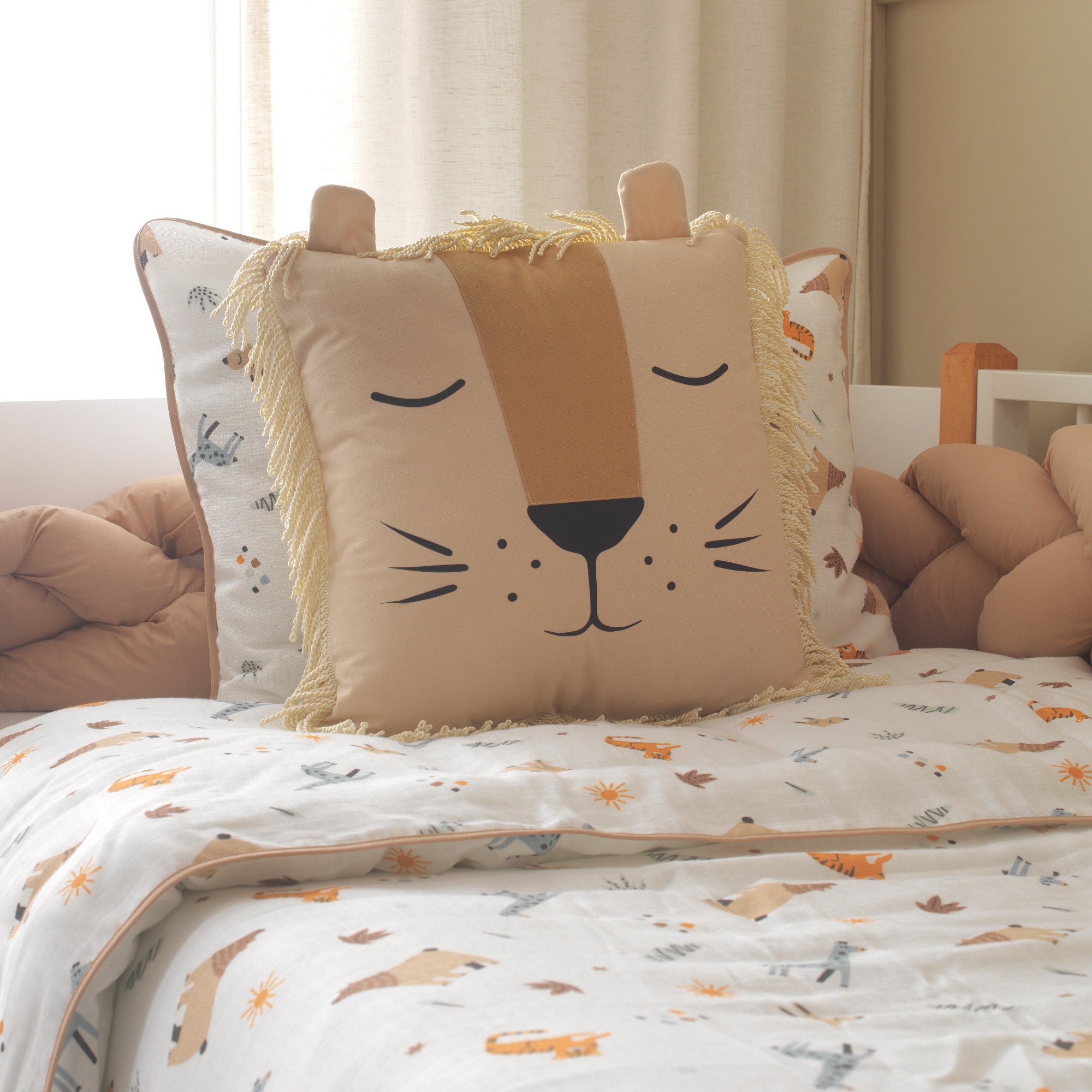 El yapımı kaplan, yeleli aslan ve zürafa figürlü dekoratif uyku arkadaşları.