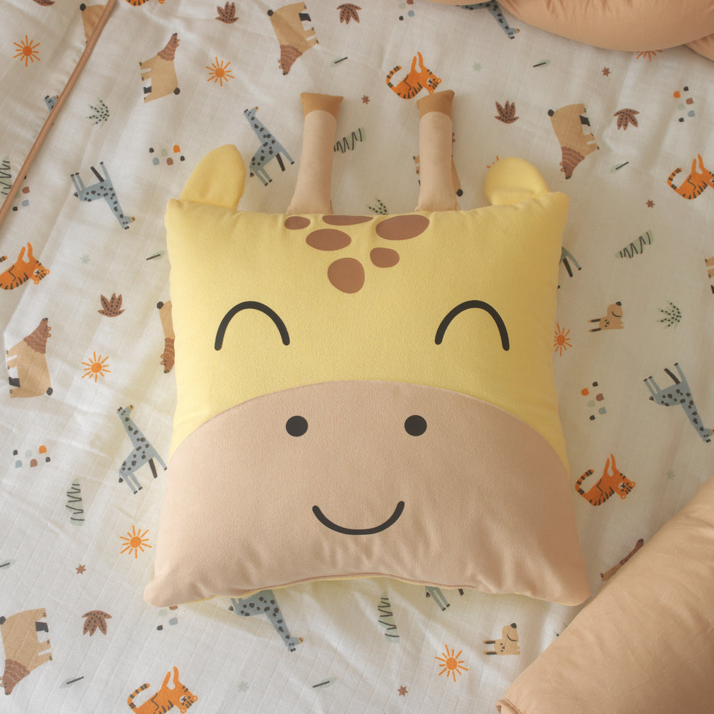 43x43 cm anten detaylı zürafa yastık ve çocuk odası dekoratif aksesuarı.