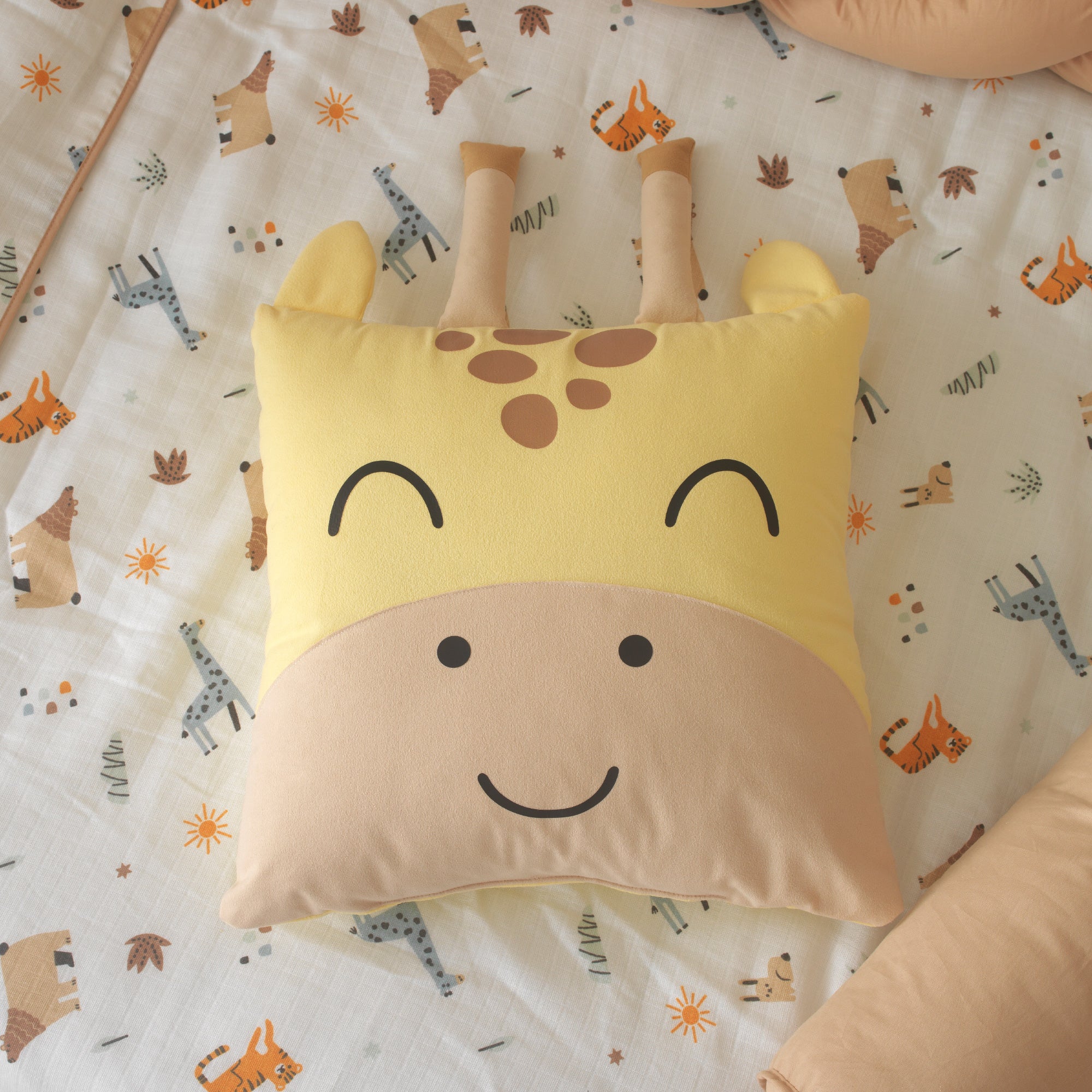 43x43 cm anten detaylı zürafa yastık ve çocuk odası dekoratif aksesuarı.