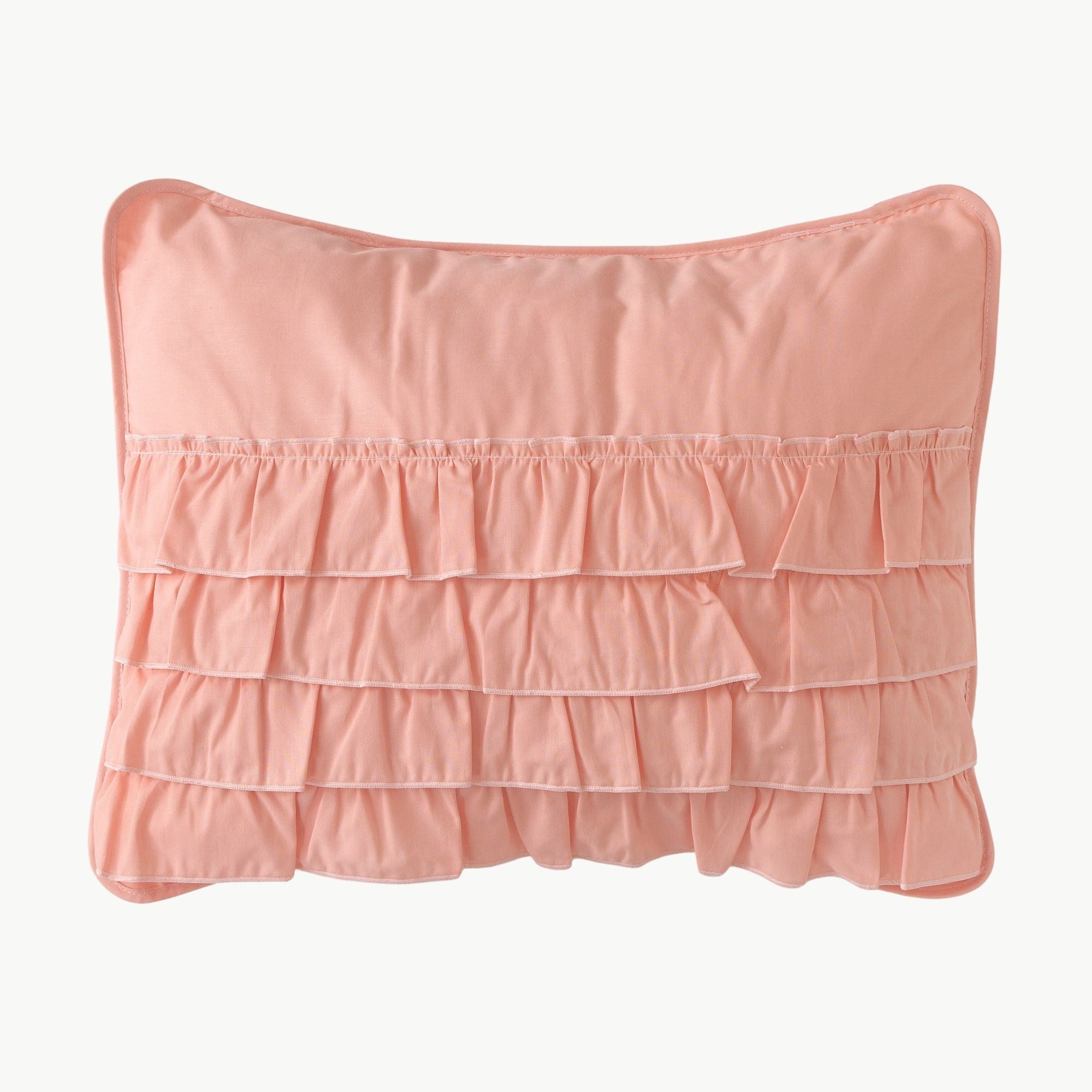 Pastel pembe fırfırlı kare süs yastığı çocuk odası dekorasyonu.