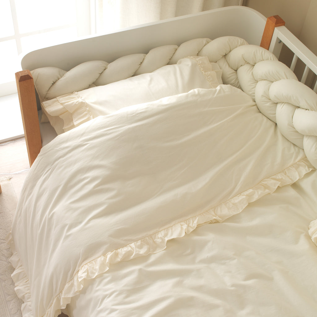 100x150 cm beşik ve 155x215 cm tek kişilik yatak için krem fırfırlı nevresim.