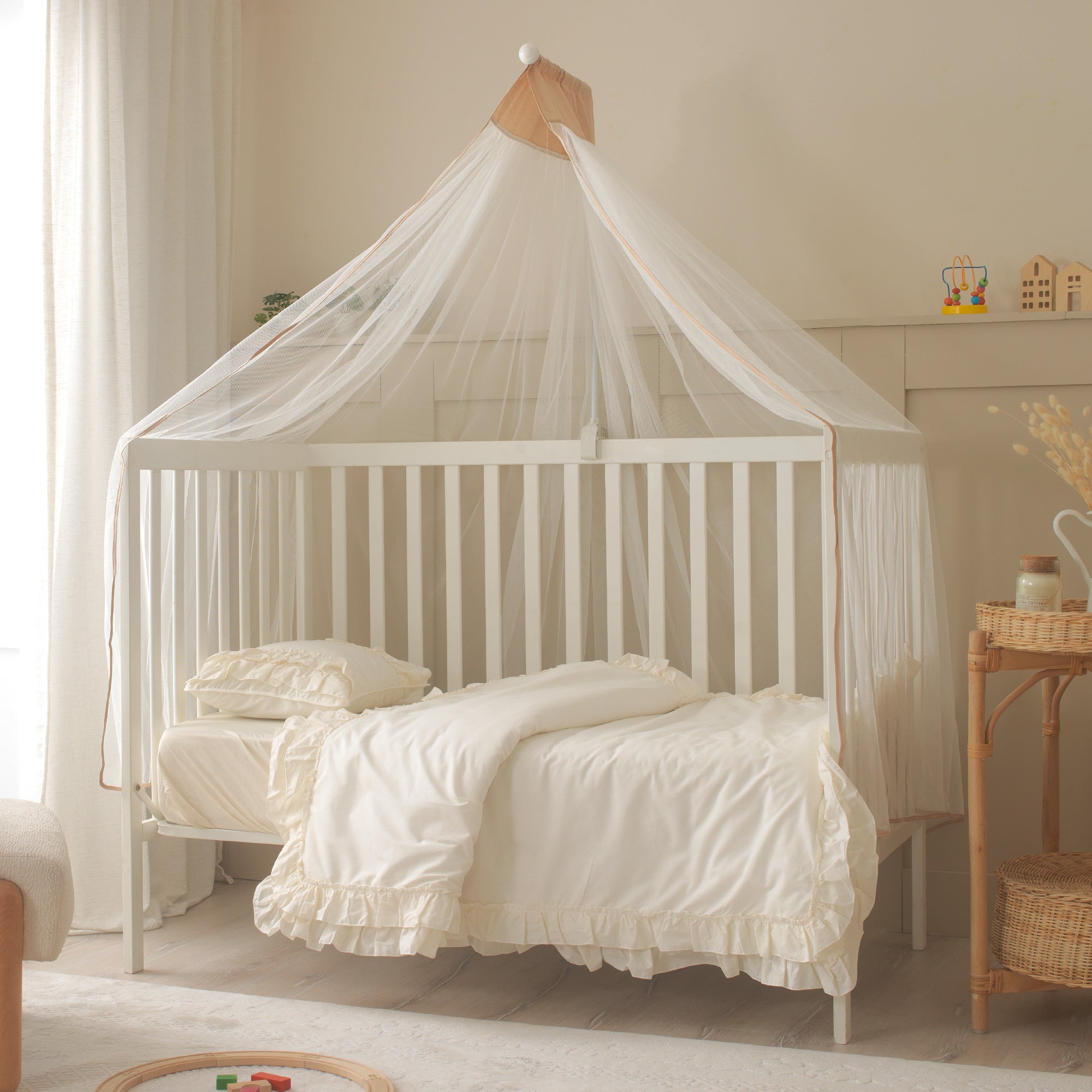 Romantik bebek odaları için tasarlanmış pudra krem pamuklu nevresim kurgusu.