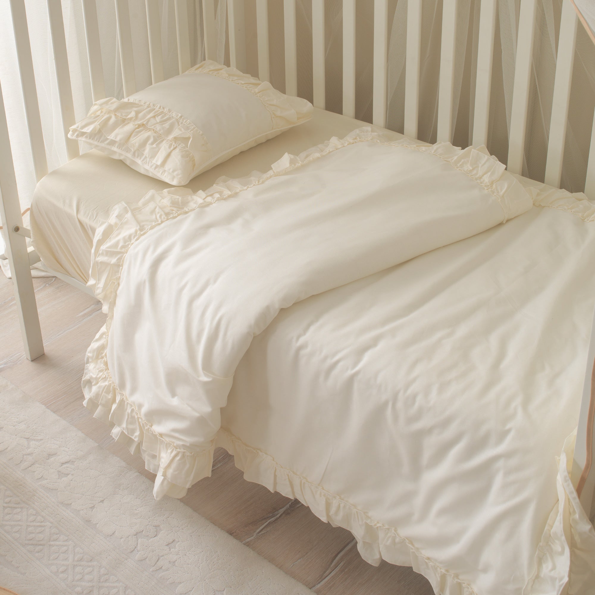 Joyful Kids el işçiliğiyle üretilen Luna krem serisi fırfırlı pamuk nevresim takımı.