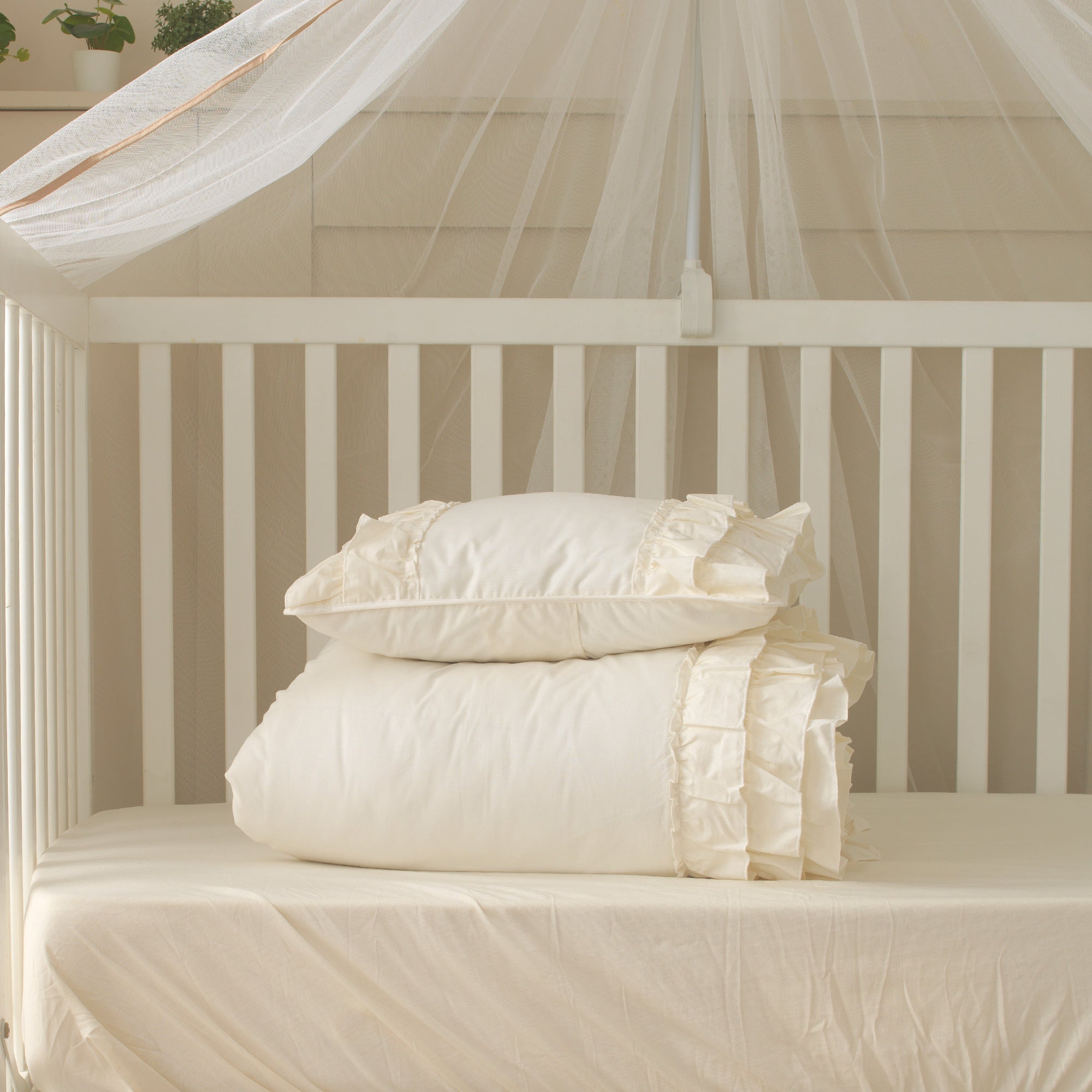 Luna krem fırfırlı %100 pamuk bebek nevresim takımı ve iç yastıklı tam set.