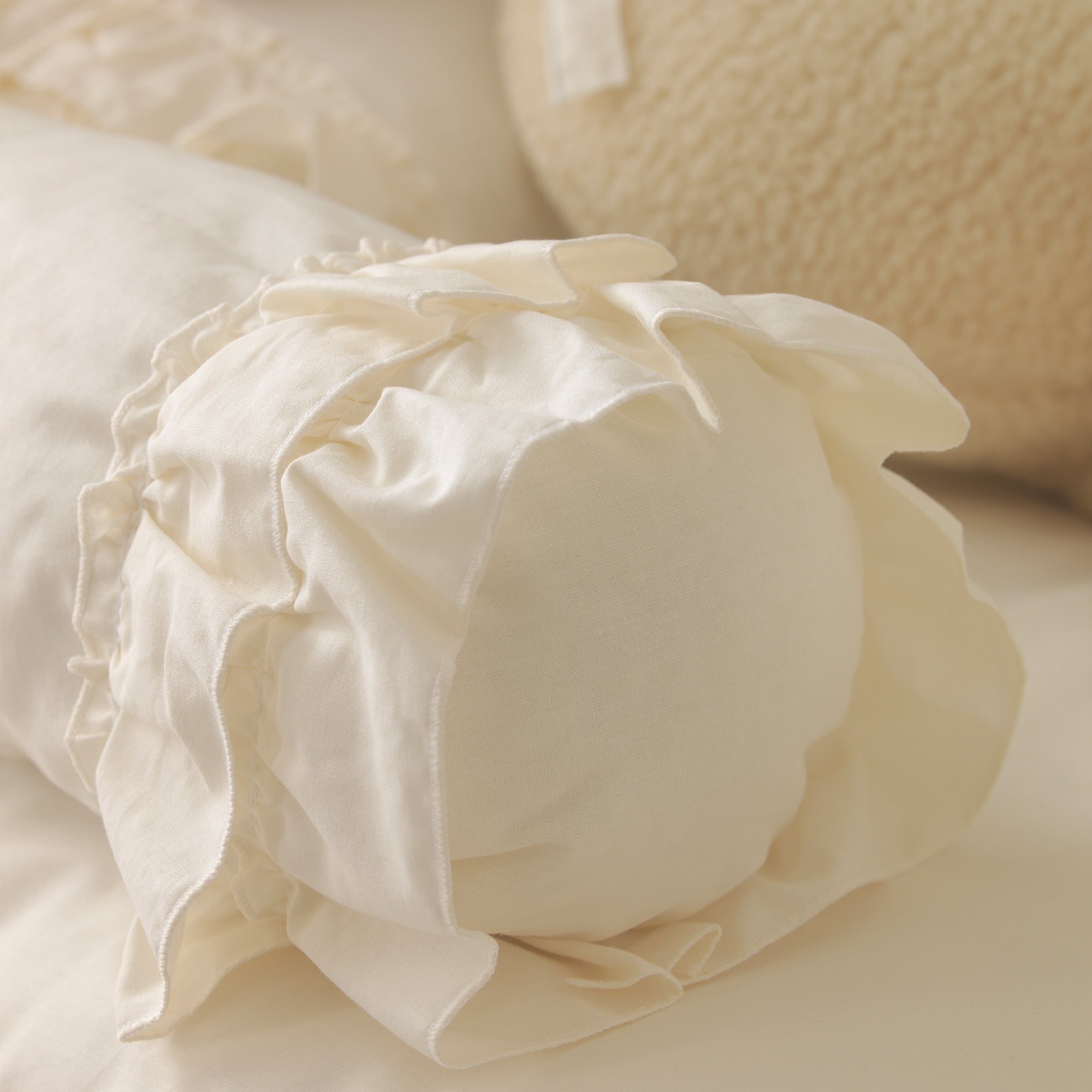 Oyun parkı ve beşikler için ideal fırfırlı silindir yastık ve nevresim takımı.