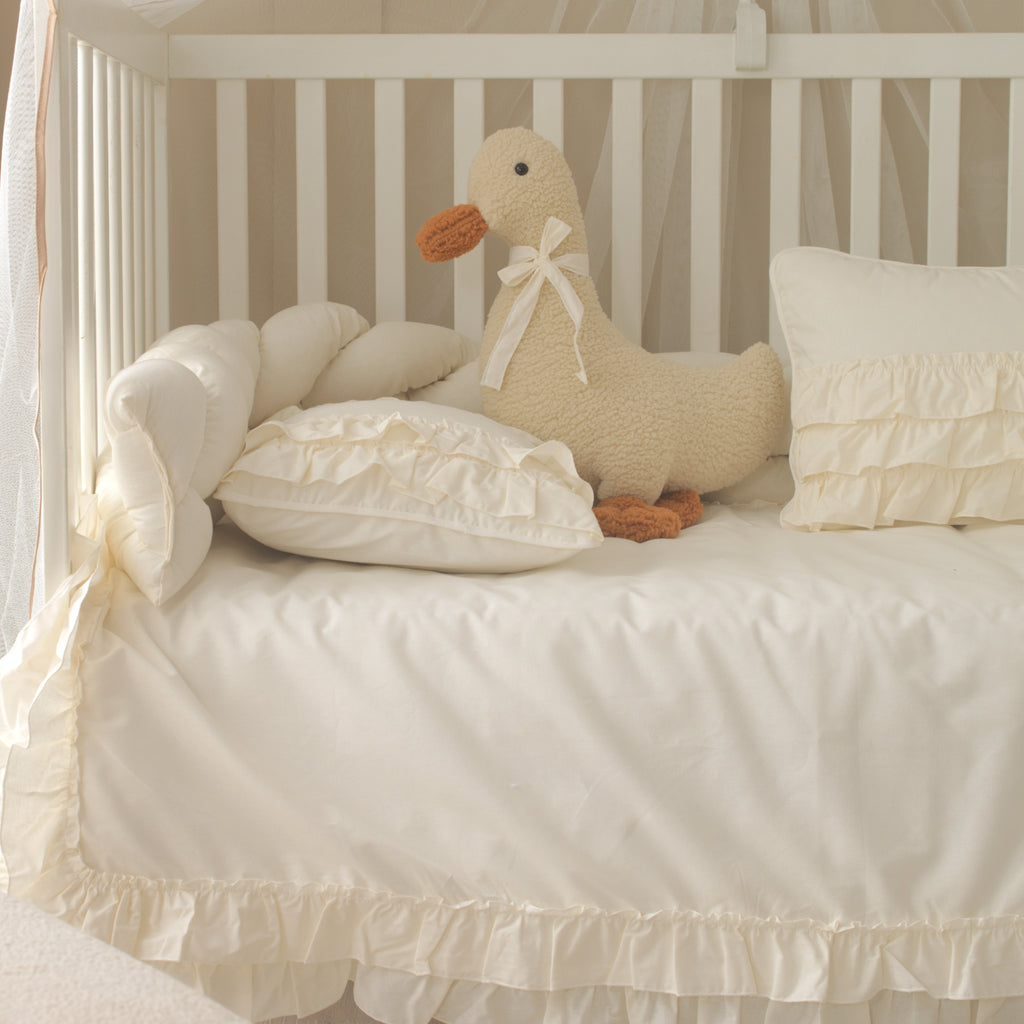 Sevimli Luna Ördek uyku arkadaşı ve fırfırlı dekoratif yastık detayları.