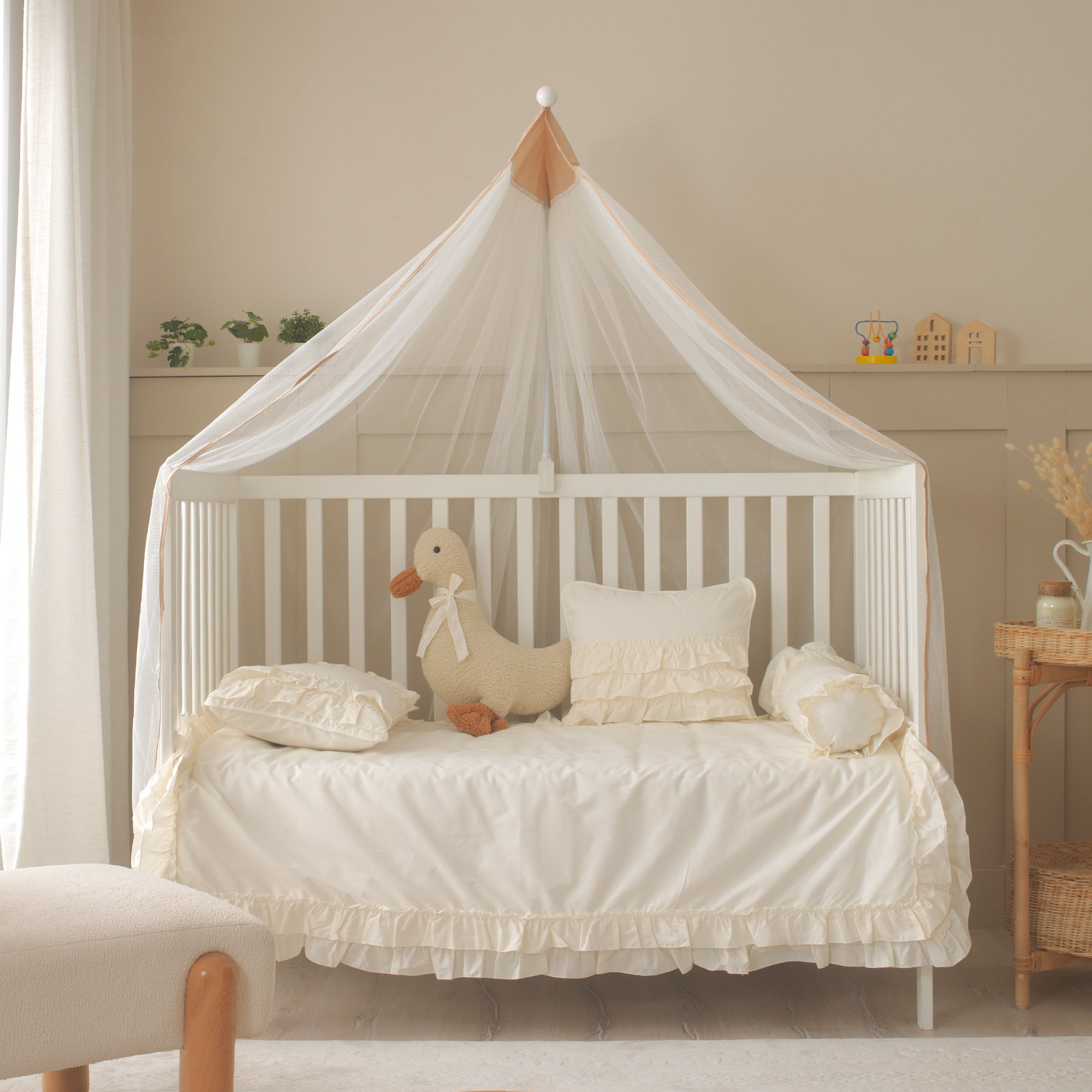 Zarif fırfırlarla süslenmiş dekoratif yastık ve nevresim takımı detayları.