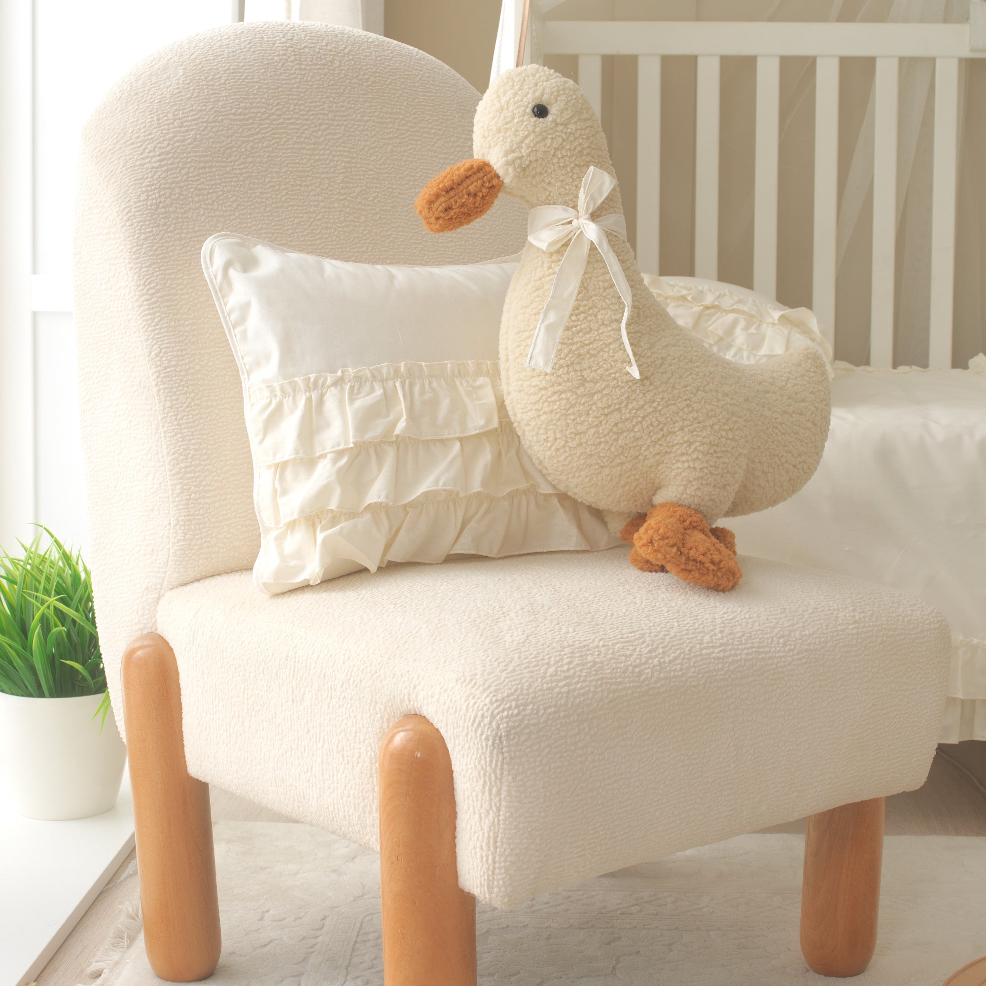 Örgüsüz tasarımda koruyucu bariyer görevi gören sevimli Luna Ördek karakter yastığı.