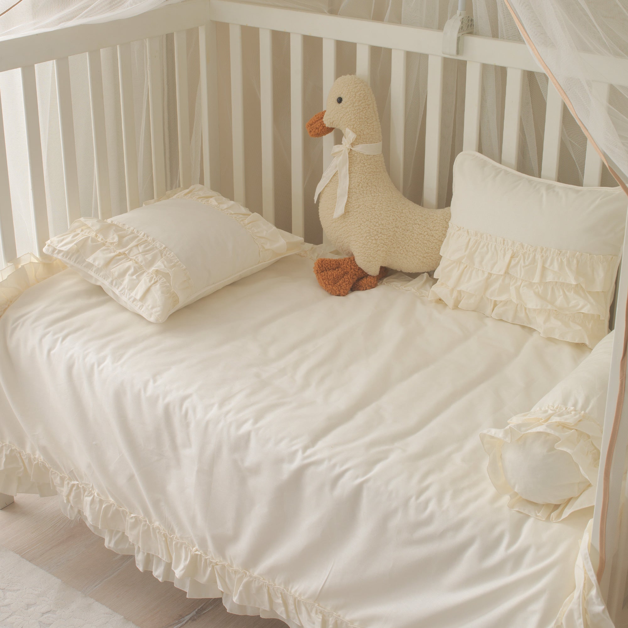 Oyun parkı ve beşikler için tasarlanan %100 pamuk fırfırlı silindir yastık kurgusu.