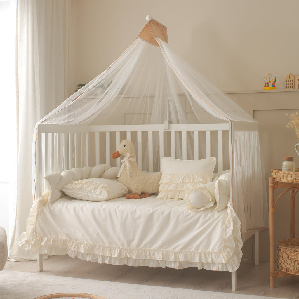 Luna Krem fırfırlı ve ördek figürlü bebek beşiği genel oda tasarımı.