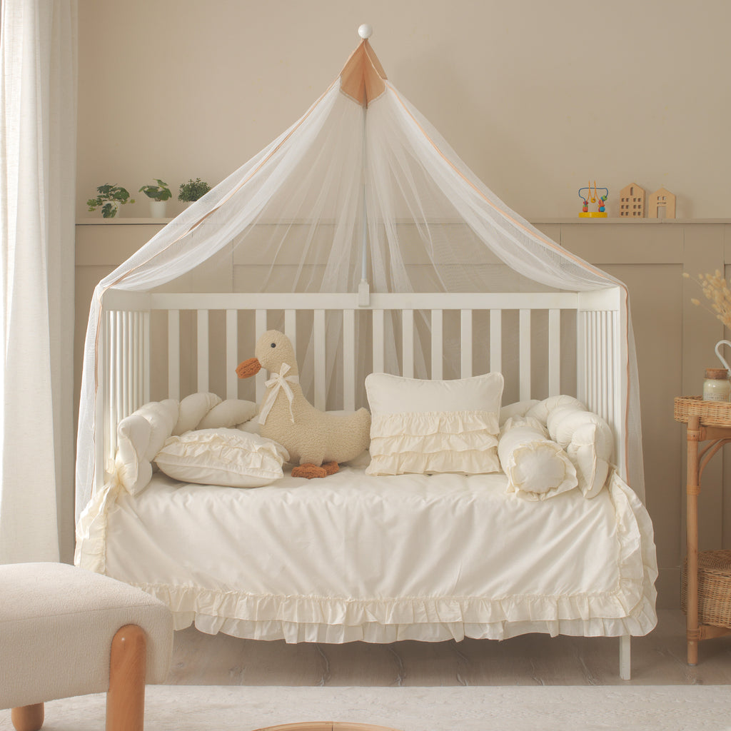 Beşik güvenliği için tasarlanmış krem rengi yumuşak örgü kenar koruma.