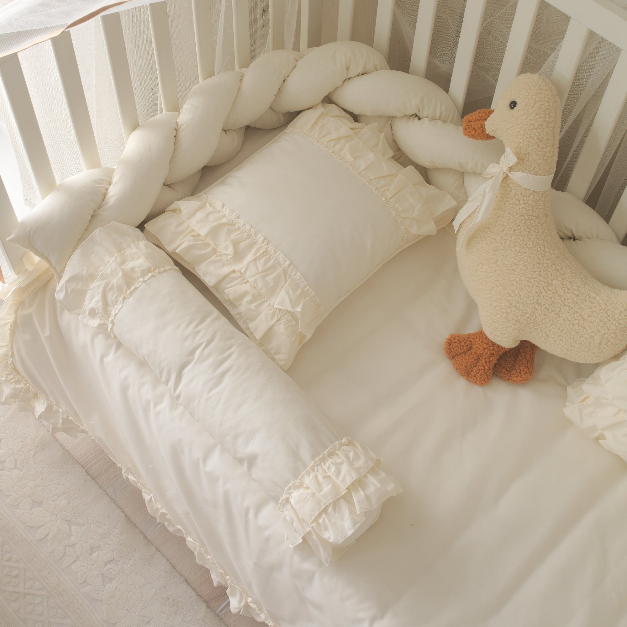 Zarif fırfır detaylı krem silindir dekoratif yastık Joyful Kids.