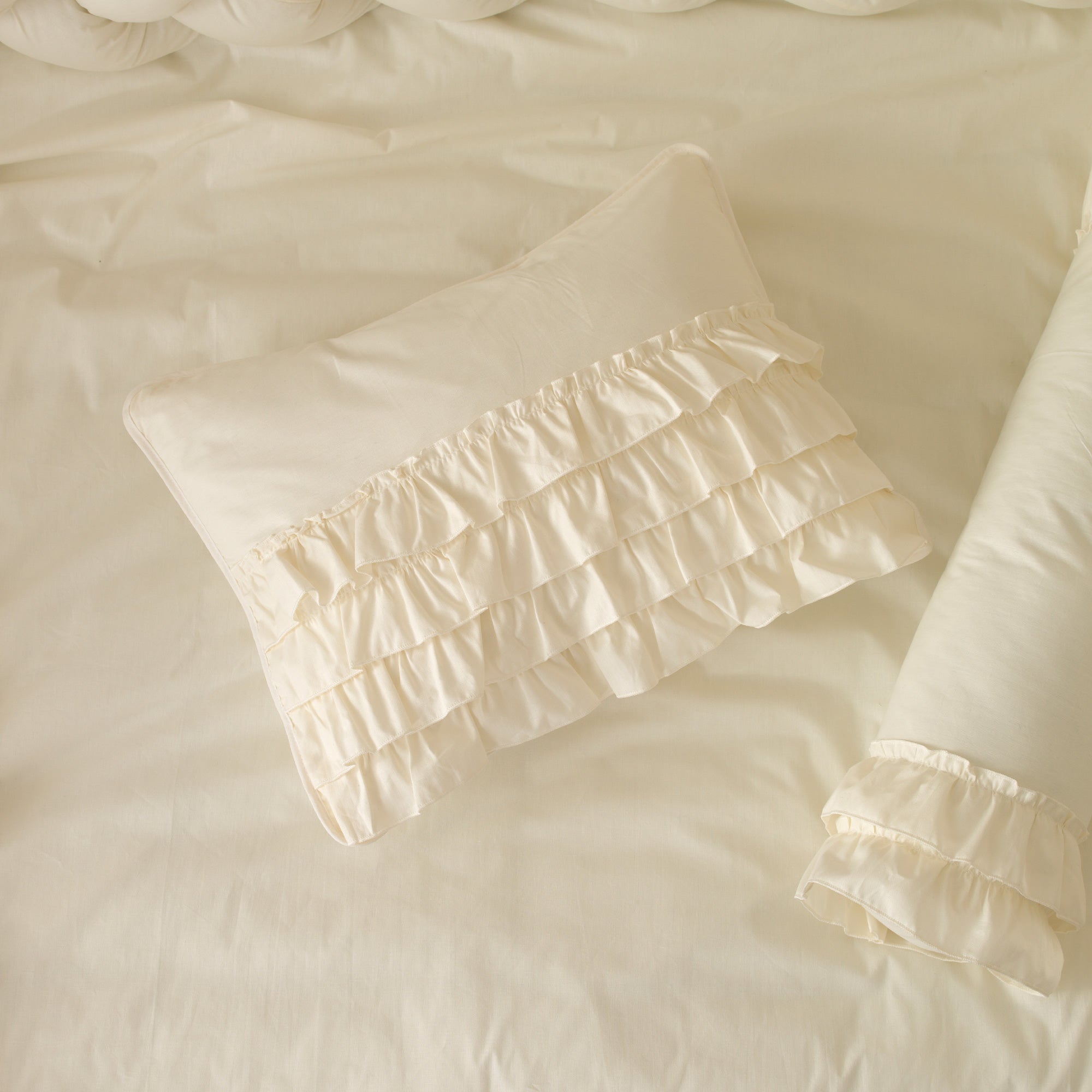 El yapımı fırfırlı pofuduk dekoratif yastık Joyful Kids Luna serisi.