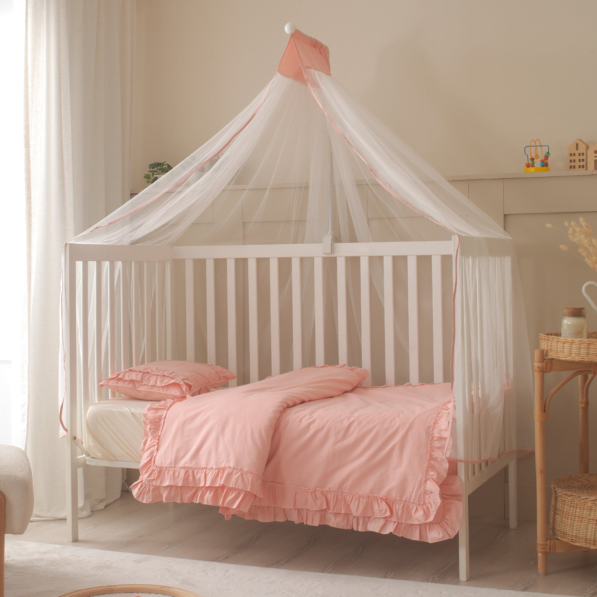 Luna pembe fırfırlı bebek yastık kılıfı ve butik dikiş detayları.