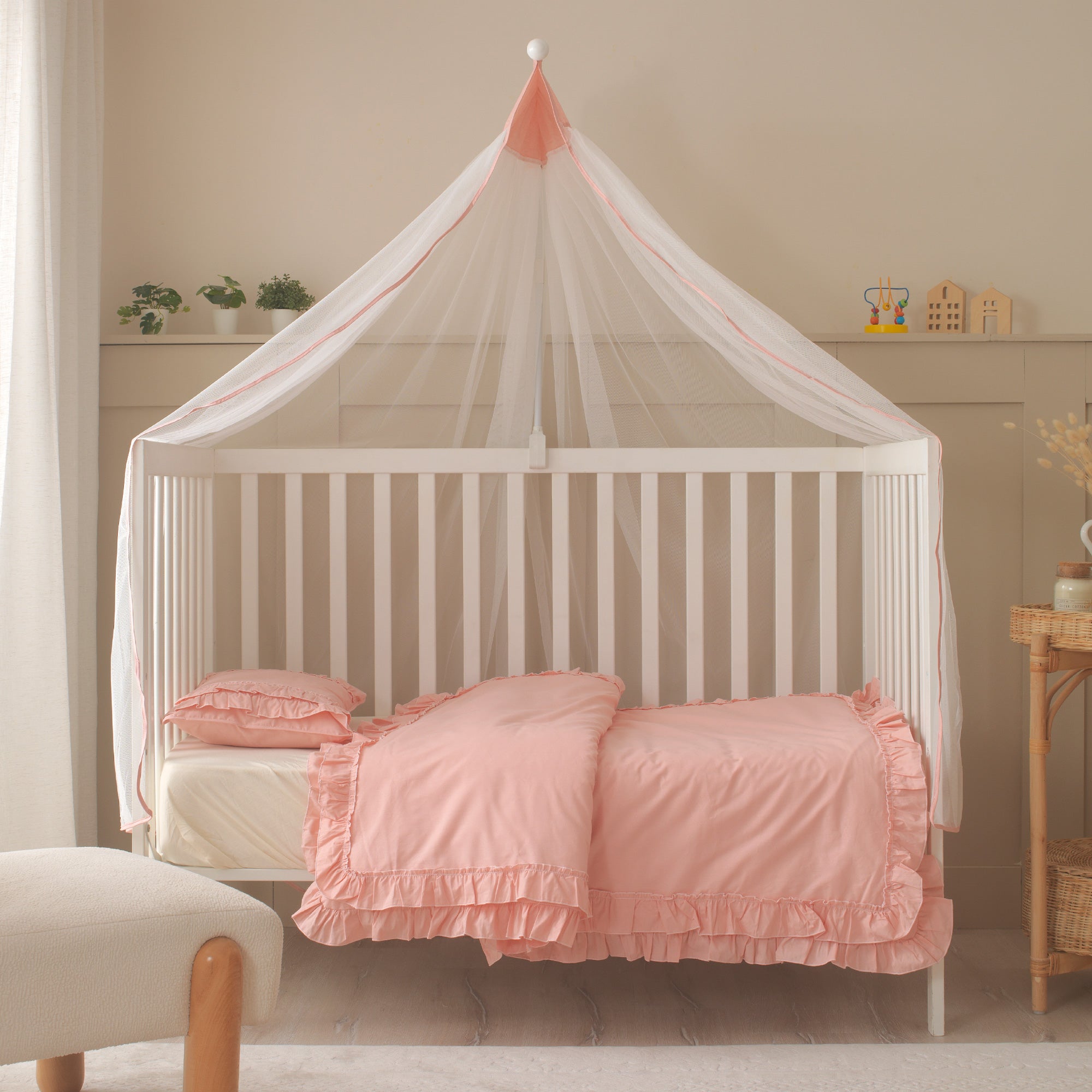 Nem dengeleyici ve terletmeyen özellikli %100 pamuk Luna pembe fırfırlı bebek tekstili.