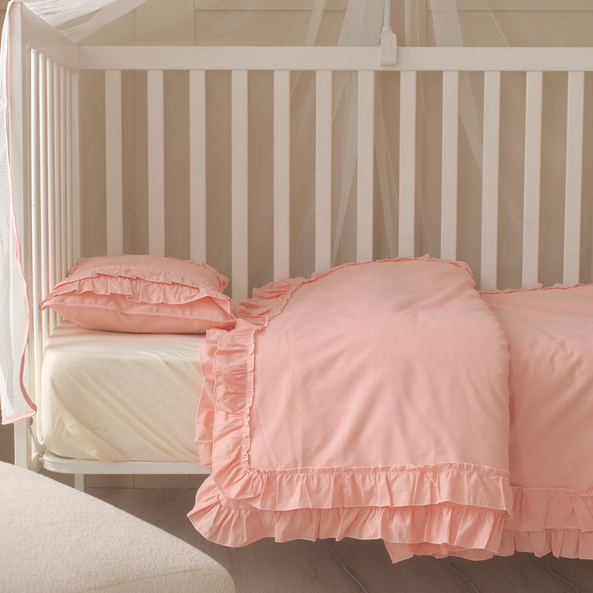 Romantik bebek odaları için tasarlanmış pudra pembe pamuklu nevresim kurgusu.