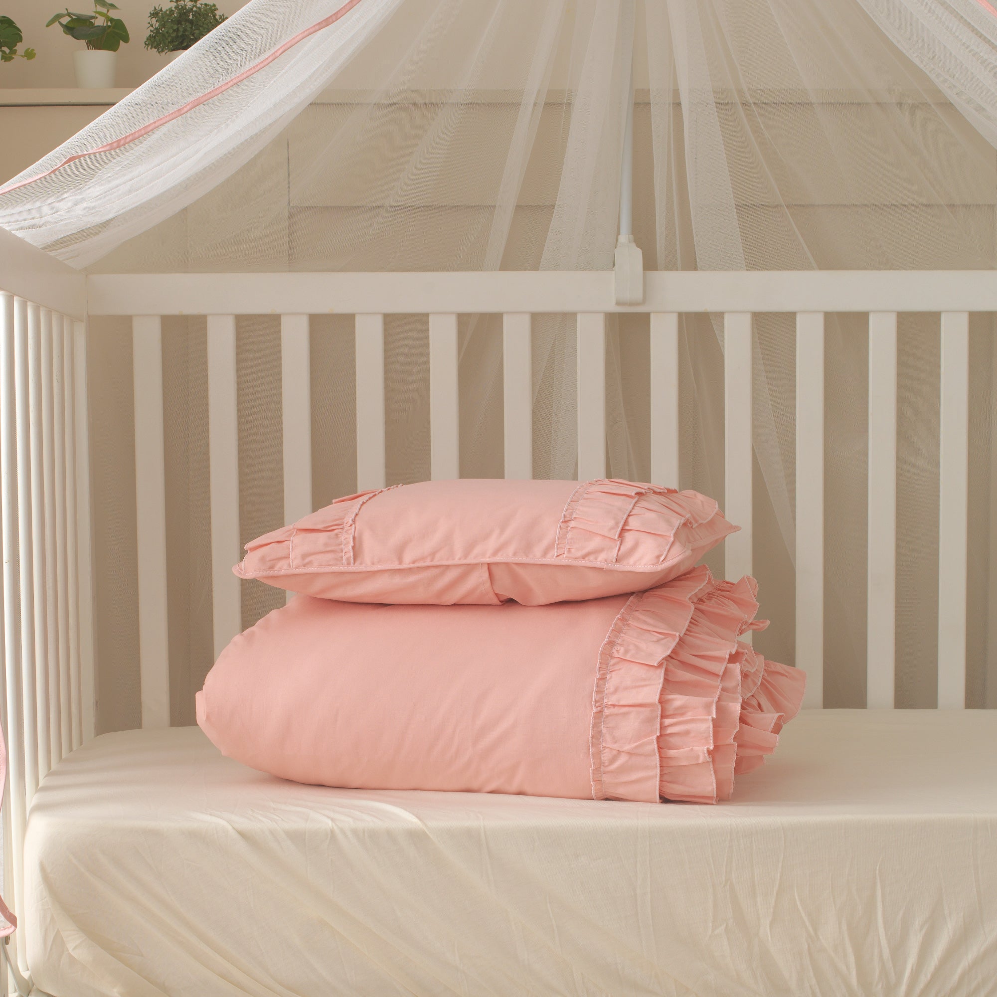 Luna pembe fırfırlı %100 pamuk bebek nevresim takımı ve iç yastıklı tam set.