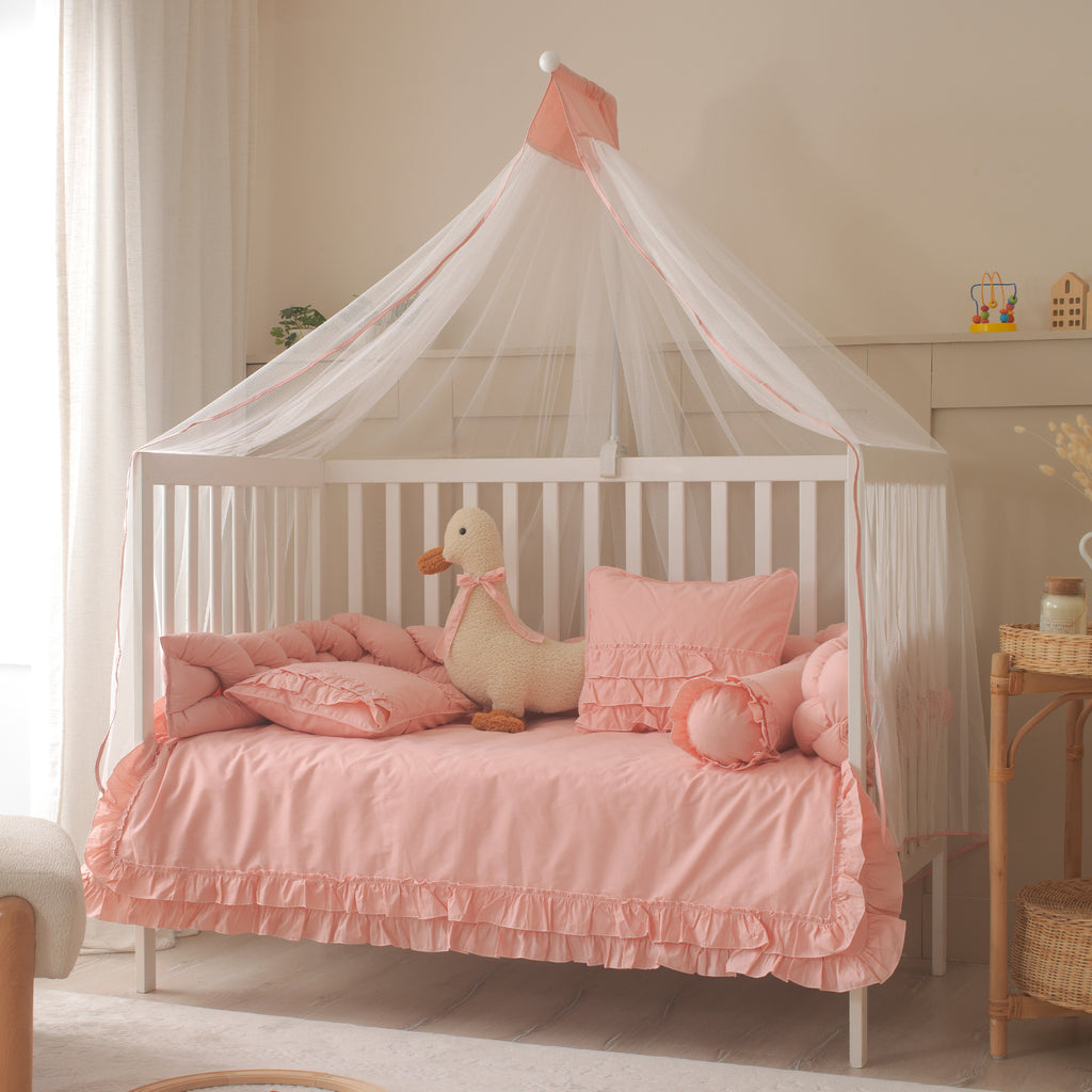 Luna Pembe fırfır detaylı ve ördek figürlü bebek beşiği genel oda kurgusu.