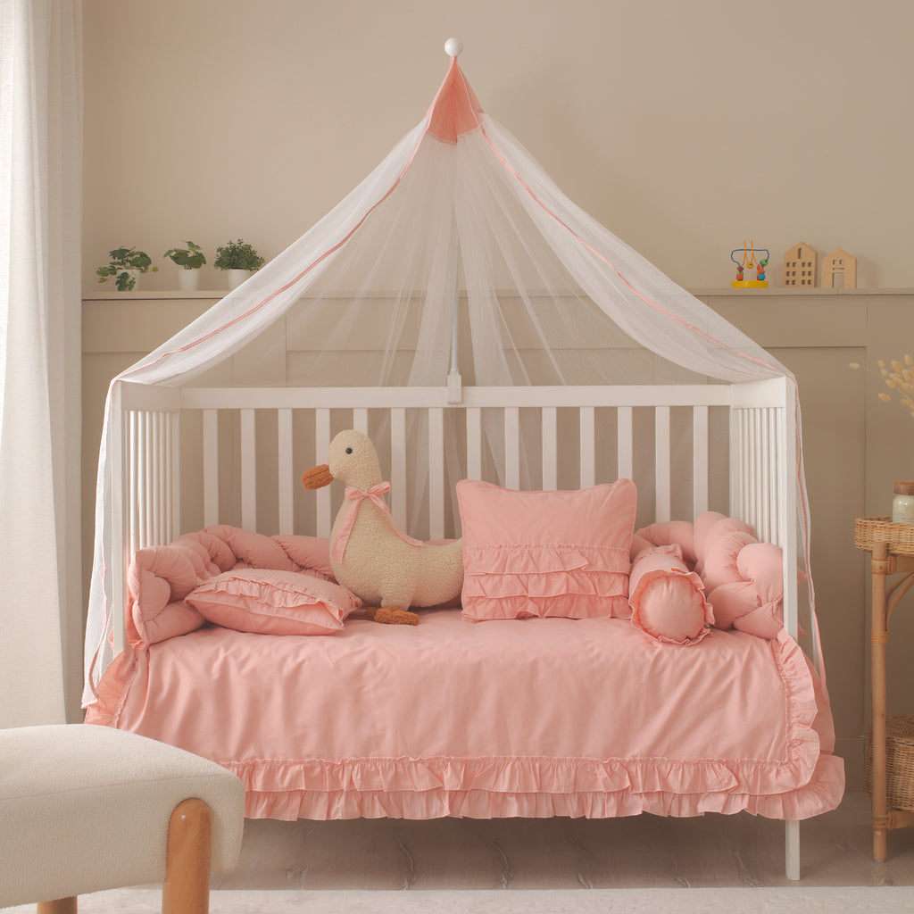 Bebek güvenliği için tasarlanmış pembe renkli el yapımı üçlü örgü koruma bariyeri.