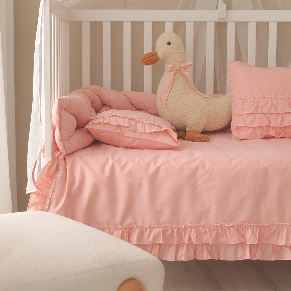 Sevimli pembe Luna Ördek uyku arkadaşı ve fırfırlı dekoratif yastık kombinasyonu.