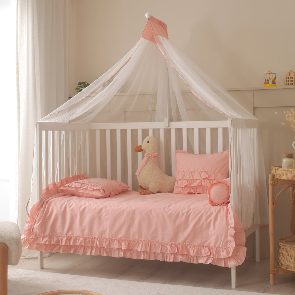 Pembe fırfır detaylı ve ördek figürlü beşik kurgusuyla masalsı kız bebek odası.